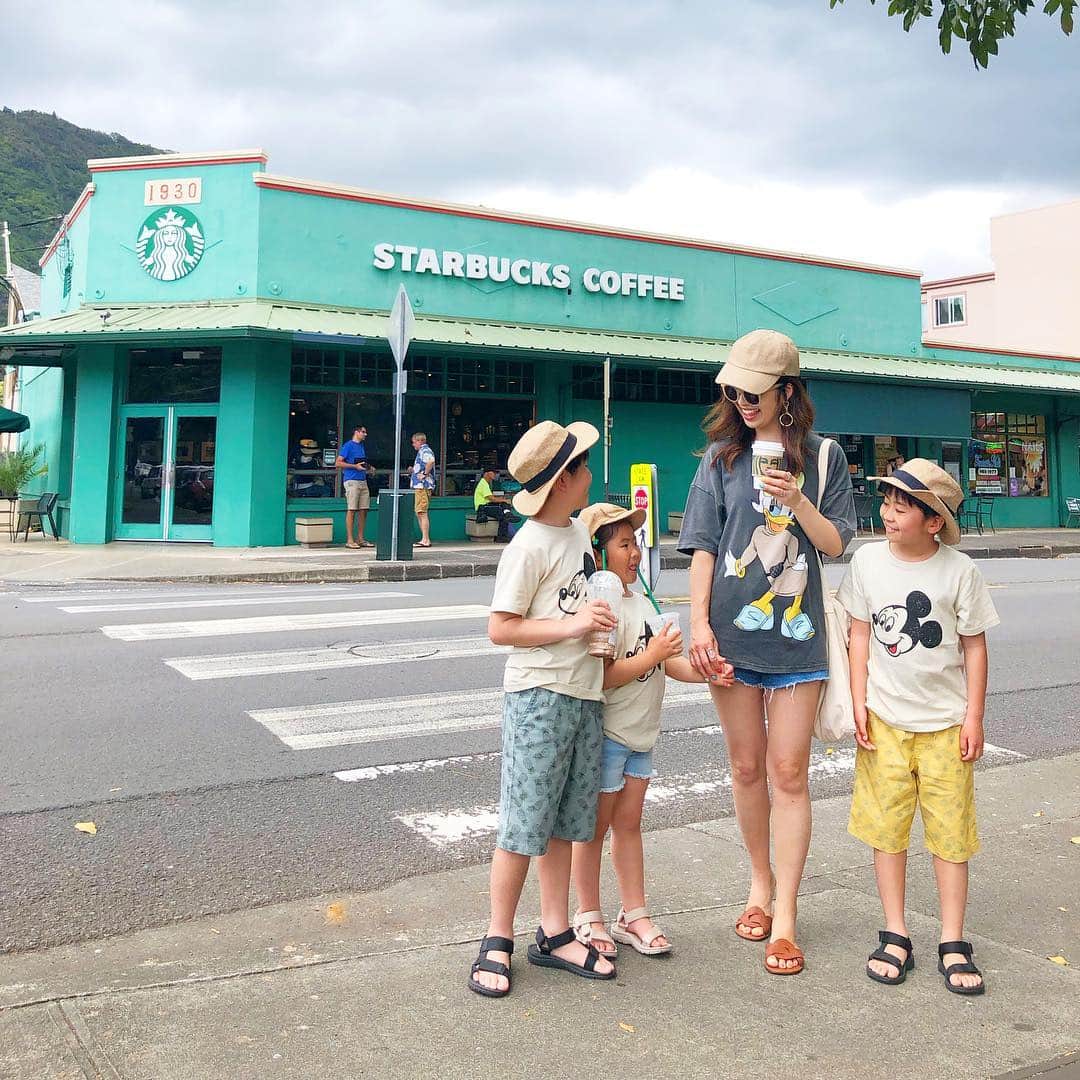 のインスタグラム：「#Hawaii  #ハワイカフェ巡り ☕️ ・ レンタカーでドライブ🚘 時間があったので #マノア の#starbucks  へ行けた💚 greenかわいい💚 ＊ ＊ mama tops @zara #zara ・ kids👧 shoes @outletshoes_official ・ 👦👦 pants @uniqlo  @uniqlo_ginza  #uniqlo ＊ ＊ #スタバ#緑のスタバ #親子コーデ#trip#旅行#ハワイ#双子コーデ#ハワイカフェ巡り  #ハワイ旅行 #genic_hawaii  #南国#ハワイカフェ #カベジョ#gw_mag  #タビジョ#女子旅  #mamagirl #ponte_fashion #locari  #mineby3mootd #retrip_hawaii#ママタビジョ#genic_hawaii#アロハタビジョ」