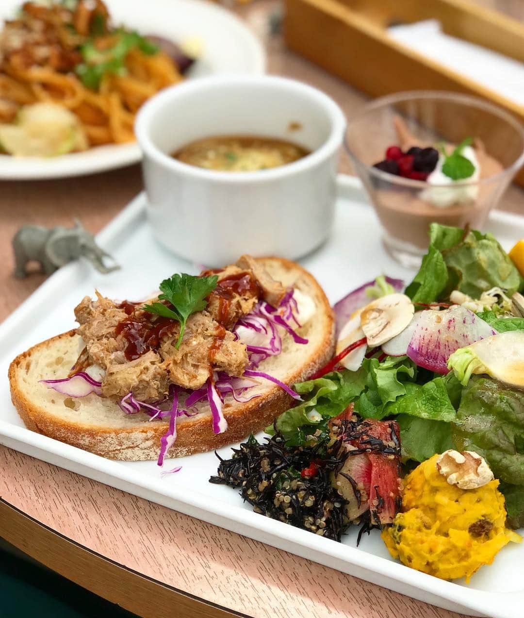 kokochiyoiさんのインスタグラム写真 - (kokochiyoiInstagram)「2019/04/01 #上野公園 の #パークサイドカフェ で お昼ごはん。 ✳︎ ✳︎ ✳︎ 春休み中の息子(＆友人親子と) #上野#科博 の#大哺乳類展2 へ。 パークサイドカフェは 科博や美術館の帰りなど、 上野に来た時に重宝しています。 ✳︎ ✳︎ ✳︎ #ミートソースパスタ(2枚目)には、 揚げゴボウが乗っていたり、 細かなところが工夫されていて いつもおいしい♡♡ #ワンプレートランチ のデリも おいしかったなー♡ ごちそうさまでした！ ✳︎ ✳︎ ✳︎ あ、もちろん上野の桜も きれいでした…」4月2日 8時10分 - kokochiyoi