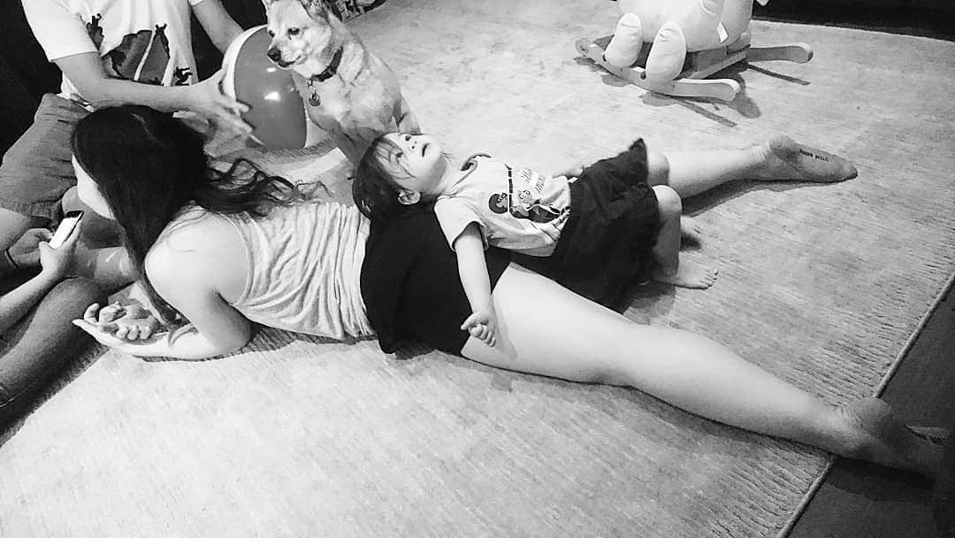 ベアトリサ・リャンのインスタグラム：「Spent my birthday contemplating life with this little one 🥰  thank you to everyone for your birthday wishes and thank you to my friends and family for participating in shenanigans in a big way. Special thanks to @dongalvani for planning it all despite his aversion to party planning 😁 love you all very much!  #amaraodien #babyodien #auntielife #niece」