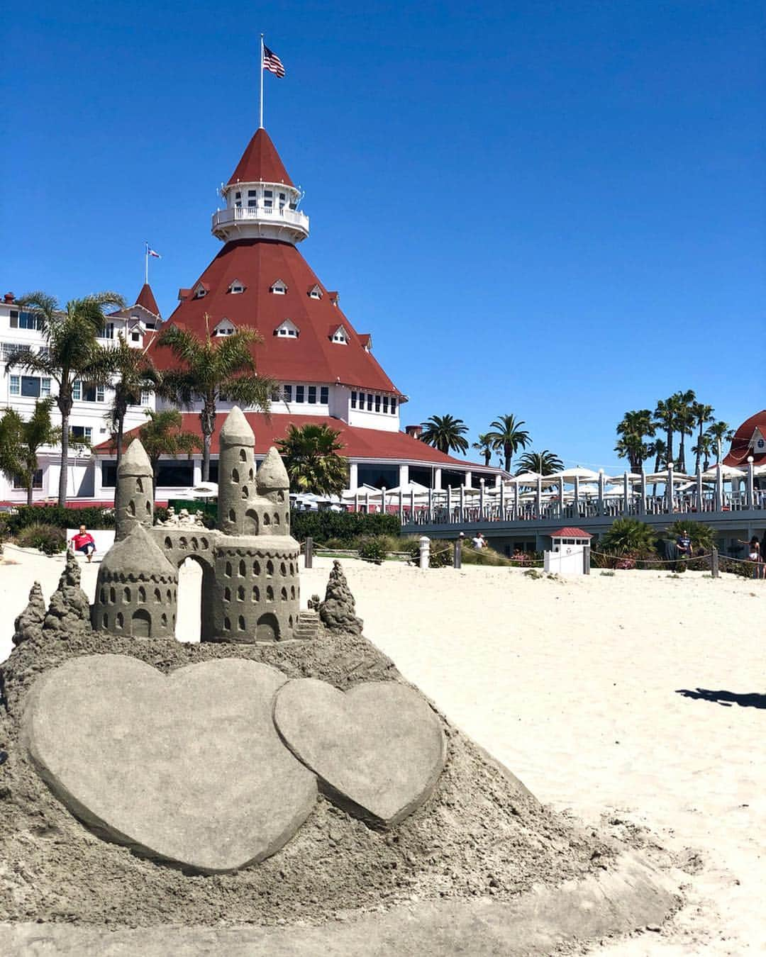 花岡維生さんのインスタグラム写真 - (花岡維生Instagram)「〝HOTEL DEL CORONADO〟 ずっと行きたかった場所🥰 マリリンモンロー主演の映画のロケ地にもなった歴史ある名門ホテルです🎬🎞 赤い屋根のヴィクトリア様式の建築と目の前に広がるビーチが美しい〜☺️✨ #hoteldelcoronado  #sandiego  #サンディエゴ #ホテルデルコロナド #コロナドビーチ  #beach #california  #アメリカ生活」4月2日 8時12分 - yuin.a