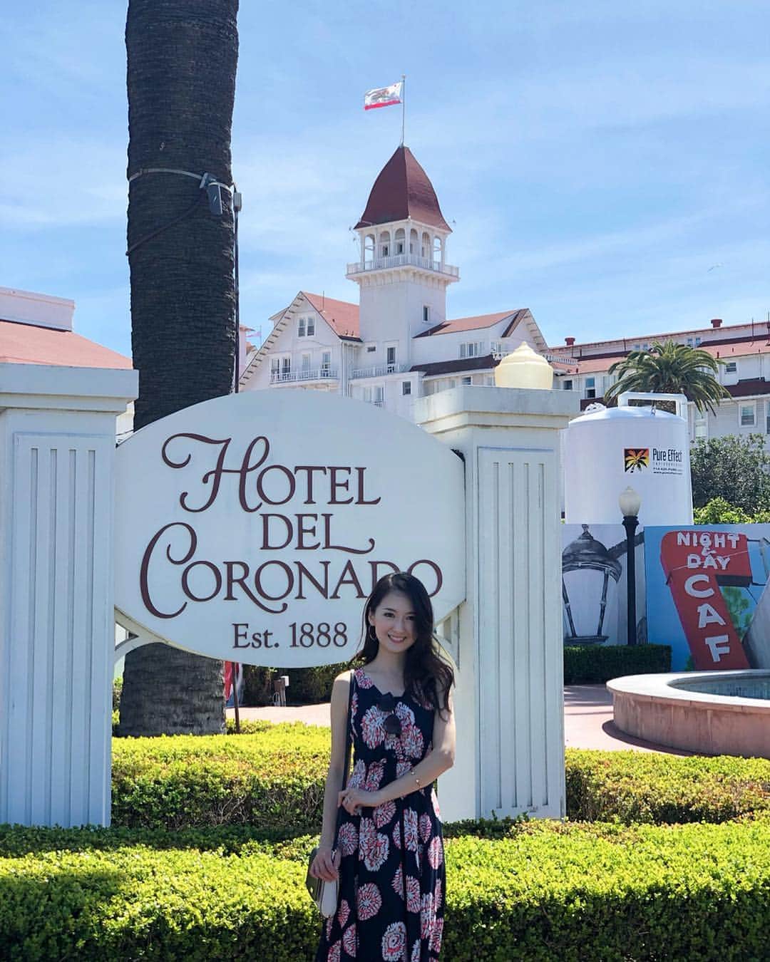 花岡維生のインスタグラム：「〝HOTEL DEL CORONADO〟 ずっと行きたかった場所🥰 マリリンモンロー主演の映画のロケ地にもなった歴史ある名門ホテルです🎬🎞 赤い屋根のヴィクトリア様式の建築と目の前に広がるビーチが美しい〜☺️✨ #hoteldelcoronado  #sandiego  #サンディエゴ #ホテルデルコロナド #コロナドビーチ  #beach #california  #アメリカ生活」
