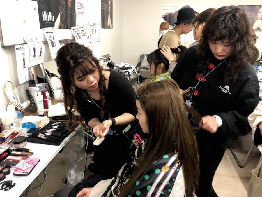 ヘアメイク&ネイル専門店 アトリエはるかさんのインスタグラム写真 - (ヘアメイク&ネイル専門店 アトリエはるかInstagram)「. #超十代2019 バックステージオフショット📸 . アトリエはるかスタッフが、 頑張ってヘアメイクしている様子をご紹介❗️ . みんなとっても大変そうだったけど、それ以上にとっても楽しそうでした😍💕 . 👇👇👇 .  超十代2019 出演者サイン入りグッズを抽選でプレゼント🎀✨ . 今回のイベントにたくさんのモデルさんが出演していましたが、 その中の10名にサインを頂きました❗️ ご協力頂いた皆様ありがとうございます💕 . サインしてくれた10名とは… . #ねお さん！ #山之内すず さん！ #越智ゆらの さん！ #福田愛依 さん！ #伊藤桃々 さん！ #加藤ナナ さん！ #出口夏希 さん！ #中野恵那 さん！ #山田麗華 さん！ #鶴嶋乃愛 さん！ . . すごーい❗️超豪華メンバー過ぎる😂‼️ . そして、プレゼントの中身🎁は… @naturaglace_official  @dazzshop_official  @etvos.jp  @shuuemura  @jemilefran_made_by_milbon @milbon_gm  @ukacojp  @napla_official  と、こちらも超豪華ー🎉‼️ . 参加方法はとっても簡単なので、ぜひたくさんのご応募おまちしております‼️ . 参加方法👇 インスタorツイッターで応募❗️ . ⭕️インスタ @atelierharuka_official をフォロー ＋29日の投稿（サイン入りプレゼントが10個並んでる投稿だよ！）にコメントをしてね！ コメントには誰のサインが欲しいかを必ず書いてね！ . ⭕️ツイッター 29日の投稿（サイン入りプレゼントが10個並んでる投稿だよ！）をリツイート！ リツイートする時に、誰のサインが欲しいかを必ず書いてね！ . ★参加期日★ 4月8日（月）までに応募してね‼️ . . #アトリエはるか #超十代  #デジタル超十代 #超十代サイン入りプレゼント2019 #popteen #seventeen」4月2日 8時23分 - atelierharuka_official