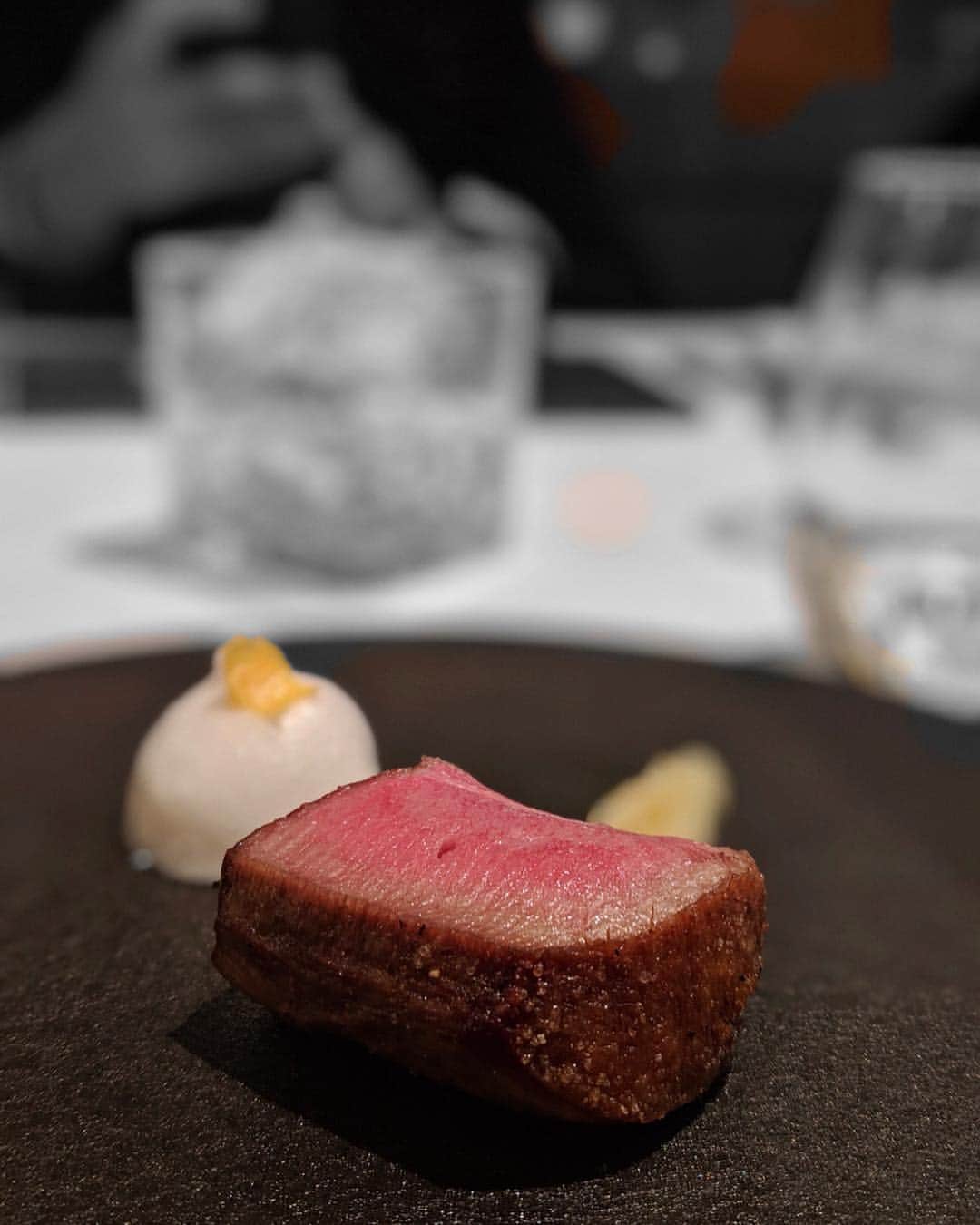 安岡あゆみさんのインスタグラム写真 - (安岡あゆみInstagram)「. 会社の歓迎会や、会食でも利用させていただいている @steak_vitis さん🍴 この日はのざき牛オンリーのフルコースをいただきました🐂 キャビアがたっぷり乗った和牛タルタルや、お茶漬け風の蛤スープの明石焼き、旨味たっぷりのビーフサラダなど、独自のメニューに初っ端から驚かされました！😳 メインの炉釜焼きステーキは、タン元と4種類の部位を。 絶妙な焼き加減で表面がカリッと中はジューシー🍖会場皆唸っていました😂 〆には一口カレーとカツサンド。 デザートはストロベリーチーズケーキと🍰 お腹いっぱいいただき幸せな週末…🌸 今回ご一緒させていただいた皆さんは、職種も年齢もバラバラだったのですが、色んなお話が出来て刺激を受けました☺️ 撮った写真もGoogleフォトで共有して感想を言い合ったりして、新しいコミュニティが出来たみたいで嬉しいです💕 . . #steakdiningvitis #teampixel #googlepixel3 #nakameguro #ayumi_y_gourmet #中目黒 #中目黒グルメ #pixelで撮影 #炉釜ステーキ #ステーキ #肉の日 #29の日」4月2日 8時24分 - ayumi_yasuoka