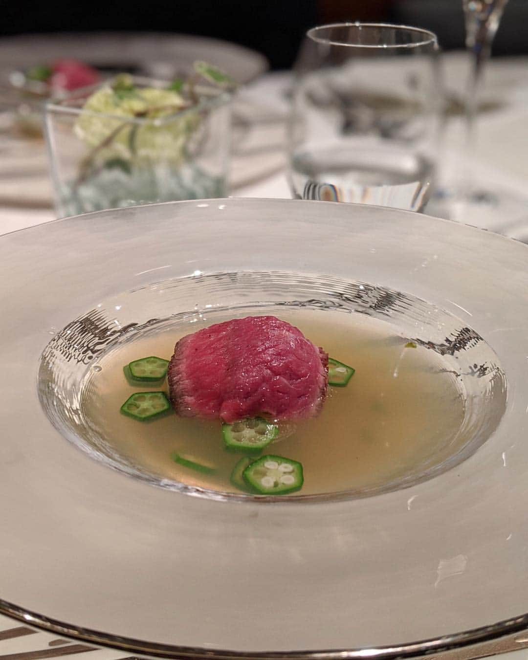 安岡あゆみさんのインスタグラム写真 - (安岡あゆみInstagram)「. 会社の歓迎会や、会食でも利用させていただいている @steak_vitis さん🍴 この日はのざき牛オンリーのフルコースをいただきました🐂 キャビアがたっぷり乗った和牛タルタルや、お茶漬け風の蛤スープの明石焼き、旨味たっぷりのビーフサラダなど、独自のメニューに初っ端から驚かされました！😳 メインの炉釜焼きステーキは、タン元と4種類の部位を。 絶妙な焼き加減で表面がカリッと中はジューシー🍖会場皆唸っていました😂 〆には一口カレーとカツサンド。 デザートはストロベリーチーズケーキと🍰 お腹いっぱいいただき幸せな週末…🌸 今回ご一緒させていただいた皆さんは、職種も年齢もバラバラだったのですが、色んなお話が出来て刺激を受けました☺️ 撮った写真もGoogleフォトで共有して感想を言い合ったりして、新しいコミュニティが出来たみたいで嬉しいです💕 . . #steakdiningvitis #teampixel #googlepixel3 #nakameguro #ayumi_y_gourmet #中目黒 #中目黒グルメ #pixelで撮影 #炉釜ステーキ #ステーキ #肉の日 #29の日」4月2日 8時24分 - ayumi_yasuoka