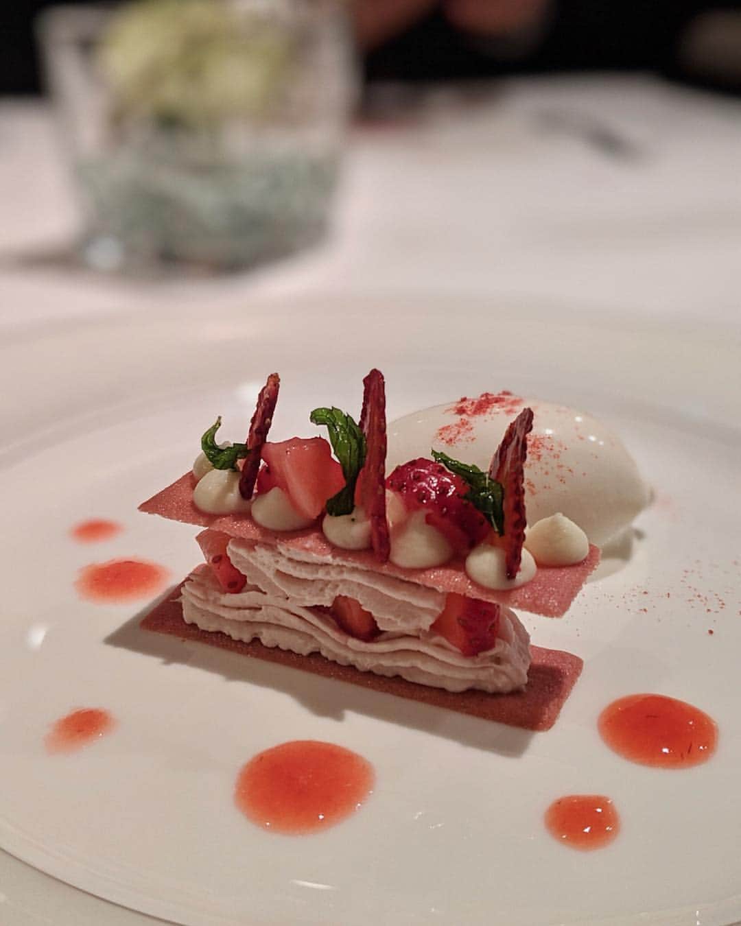 安岡あゆみさんのインスタグラム写真 - (安岡あゆみInstagram)「. 会社の歓迎会や、会食でも利用させていただいている @steak_vitis さん🍴 この日はのざき牛オンリーのフルコースをいただきました🐂 キャビアがたっぷり乗った和牛タルタルや、お茶漬け風の蛤スープの明石焼き、旨味たっぷりのビーフサラダなど、独自のメニューに初っ端から驚かされました！😳 メインの炉釜焼きステーキは、タン元と4種類の部位を。 絶妙な焼き加減で表面がカリッと中はジューシー🍖会場皆唸っていました😂 〆には一口カレーとカツサンド。 デザートはストロベリーチーズケーキと🍰 お腹いっぱいいただき幸せな週末…🌸 今回ご一緒させていただいた皆さんは、職種も年齢もバラバラだったのですが、色んなお話が出来て刺激を受けました☺️ 撮った写真もGoogleフォトで共有して感想を言い合ったりして、新しいコミュニティが出来たみたいで嬉しいです💕 . . #steakdiningvitis #teampixel #googlepixel3 #nakameguro #ayumi_y_gourmet #中目黒 #中目黒グルメ #pixelで撮影 #炉釜ステーキ #ステーキ #肉の日 #29の日」4月2日 8時24分 - ayumi_yasuoka
