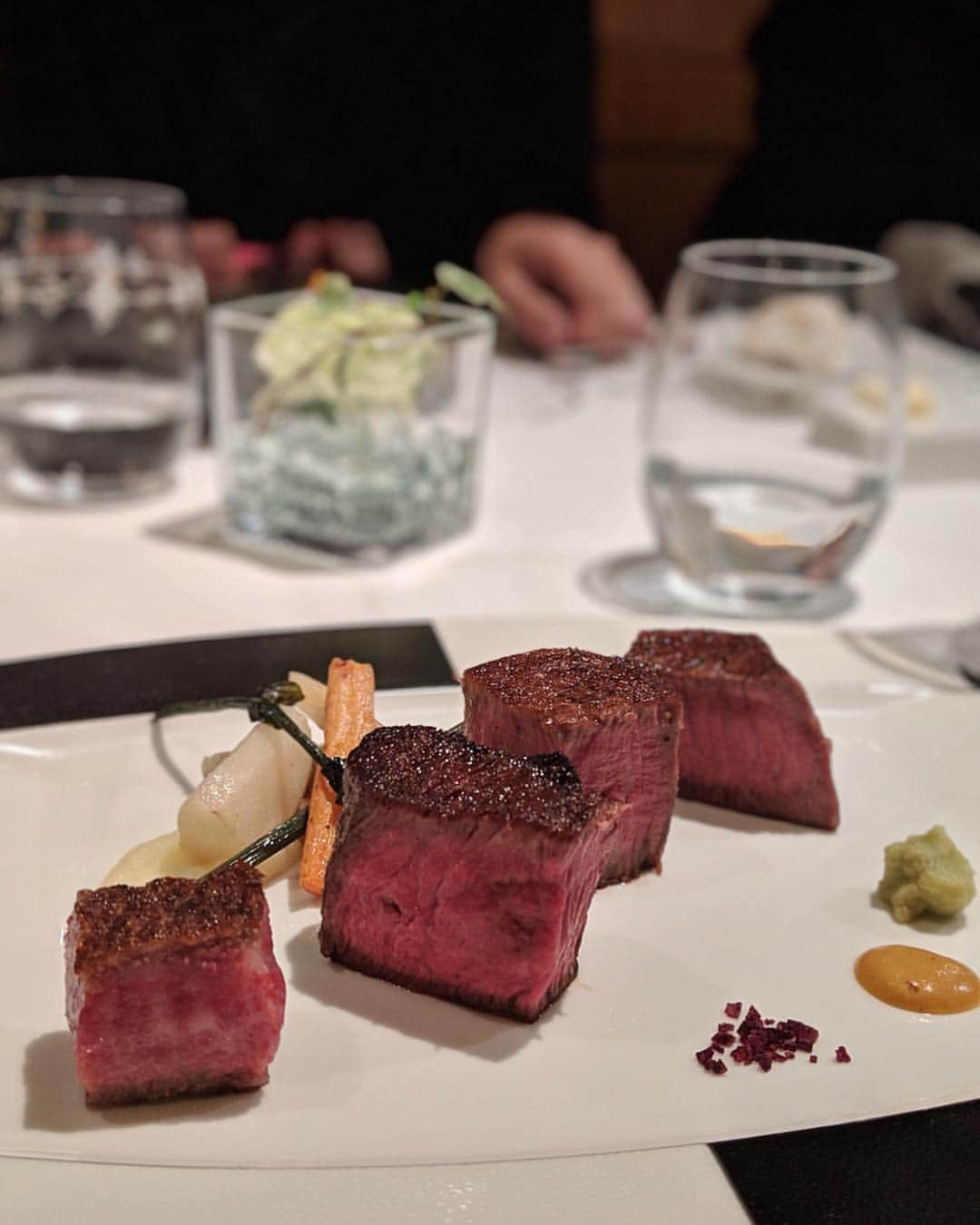 安岡あゆみさんのインスタグラム写真 - (安岡あゆみInstagram)「. 会社の歓迎会や、会食でも利用させていただいている @steak_vitis さん🍴 この日はのざき牛オンリーのフルコースをいただきました🐂 キャビアがたっぷり乗った和牛タルタルや、お茶漬け風の蛤スープの明石焼き、旨味たっぷりのビーフサラダなど、独自のメニューに初っ端から驚かされました！😳 メインの炉釜焼きステーキは、タン元と4種類の部位を。 絶妙な焼き加減で表面がカリッと中はジューシー🍖会場皆唸っていました😂 〆には一口カレーとカツサンド。 デザートはストロベリーチーズケーキと🍰 お腹いっぱいいただき幸せな週末…🌸 今回ご一緒させていただいた皆さんは、職種も年齢もバラバラだったのですが、色んなお話が出来て刺激を受けました☺️ 撮った写真もGoogleフォトで共有して感想を言い合ったりして、新しいコミュニティが出来たみたいで嬉しいです💕 . . #steakdiningvitis #teampixel #googlepixel3 #nakameguro #ayumi_y_gourmet #中目黒 #中目黒グルメ #pixelで撮影 #炉釜ステーキ #ステーキ #肉の日 #29の日」4月2日 8時24分 - ayumi_yasuoka