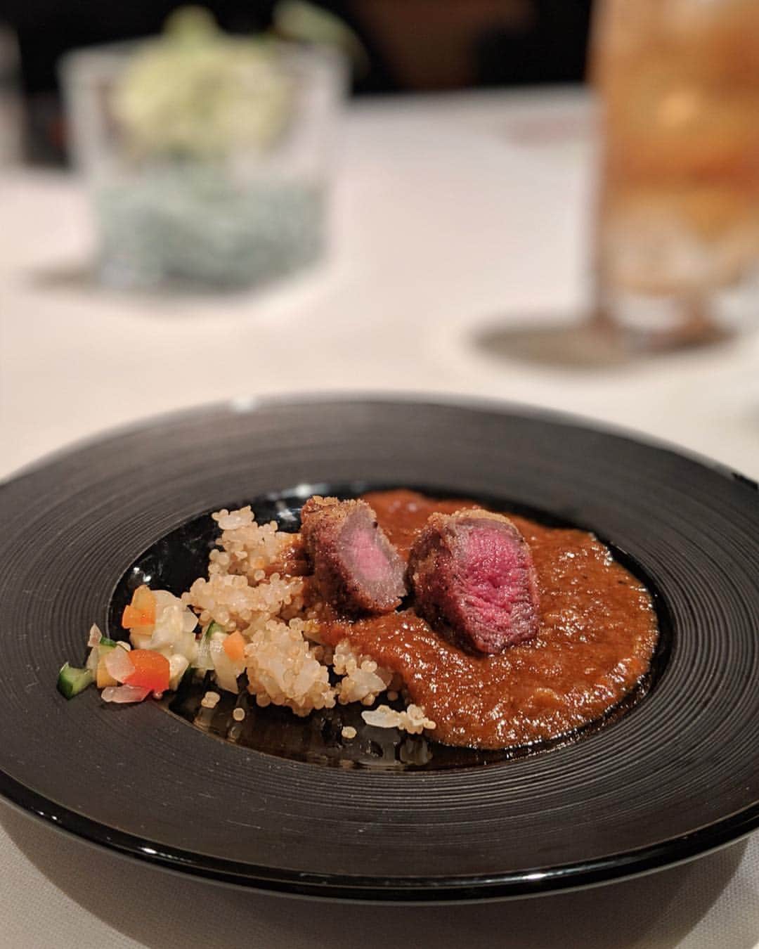 安岡あゆみさんのインスタグラム写真 - (安岡あゆみInstagram)「. 会社の歓迎会や、会食でも利用させていただいている @steak_vitis さん🍴 この日はのざき牛オンリーのフルコースをいただきました🐂 キャビアがたっぷり乗った和牛タルタルや、お茶漬け風の蛤スープの明石焼き、旨味たっぷりのビーフサラダなど、独自のメニューに初っ端から驚かされました！😳 メインの炉釜焼きステーキは、タン元と4種類の部位を。 絶妙な焼き加減で表面がカリッと中はジューシー🍖会場皆唸っていました😂 〆には一口カレーとカツサンド。 デザートはストロベリーチーズケーキと🍰 お腹いっぱいいただき幸せな週末…🌸 今回ご一緒させていただいた皆さんは、職種も年齢もバラバラだったのですが、色んなお話が出来て刺激を受けました☺️ 撮った写真もGoogleフォトで共有して感想を言い合ったりして、新しいコミュニティが出来たみたいで嬉しいです💕 . . #steakdiningvitis #teampixel #googlepixel3 #nakameguro #ayumi_y_gourmet #中目黒 #中目黒グルメ #pixelで撮影 #炉釜ステーキ #ステーキ #肉の日 #29の日」4月2日 8時24分 - ayumi_yasuoka