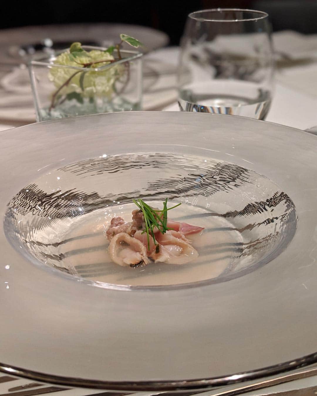 安岡あゆみさんのインスタグラム写真 - (安岡あゆみInstagram)「. 会社の歓迎会や、会食でも利用させていただいている @steak_vitis さん🍴 この日はのざき牛オンリーのフルコースをいただきました🐂 キャビアがたっぷり乗った和牛タルタルや、お茶漬け風の蛤スープの明石焼き、旨味たっぷりのビーフサラダなど、独自のメニューに初っ端から驚かされました！😳 メインの炉釜焼きステーキは、タン元と4種類の部位を。 絶妙な焼き加減で表面がカリッと中はジューシー🍖会場皆唸っていました😂 〆には一口カレーとカツサンド。 デザートはストロベリーチーズケーキと🍰 お腹いっぱいいただき幸せな週末…🌸 今回ご一緒させていただいた皆さんは、職種も年齢もバラバラだったのですが、色んなお話が出来て刺激を受けました☺️ 撮った写真もGoogleフォトで共有して感想を言い合ったりして、新しいコミュニティが出来たみたいで嬉しいです💕 . . #steakdiningvitis #teampixel #googlepixel3 #nakameguro #ayumi_y_gourmet #中目黒 #中目黒グルメ #pixelで撮影 #炉釜ステーキ #ステーキ #肉の日 #29の日」4月2日 8時24分 - ayumi_yasuoka