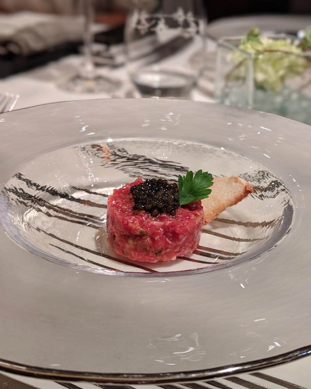 安岡あゆみさんのインスタグラム写真 - (安岡あゆみInstagram)「. 会社の歓迎会や、会食でも利用させていただいている @steak_vitis さん🍴 この日はのざき牛オンリーのフルコースをいただきました🐂 キャビアがたっぷり乗った和牛タルタルや、お茶漬け風の蛤スープの明石焼き、旨味たっぷりのビーフサラダなど、独自のメニューに初っ端から驚かされました！😳 メインの炉釜焼きステーキは、タン元と4種類の部位を。 絶妙な焼き加減で表面がカリッと中はジューシー🍖会場皆唸っていました😂 〆には一口カレーとカツサンド。 デザートはストロベリーチーズケーキと🍰 お腹いっぱいいただき幸せな週末…🌸 今回ご一緒させていただいた皆さんは、職種も年齢もバラバラだったのですが、色んなお話が出来て刺激を受けました☺️ 撮った写真もGoogleフォトで共有して感想を言い合ったりして、新しいコミュニティが出来たみたいで嬉しいです💕 . . #steakdiningvitis #teampixel #googlepixel3 #nakameguro #ayumi_y_gourmet #中目黒 #中目黒グルメ #pixelで撮影 #炉釜ステーキ #ステーキ #肉の日 #29の日」4月2日 8時24分 - ayumi_yasuoka