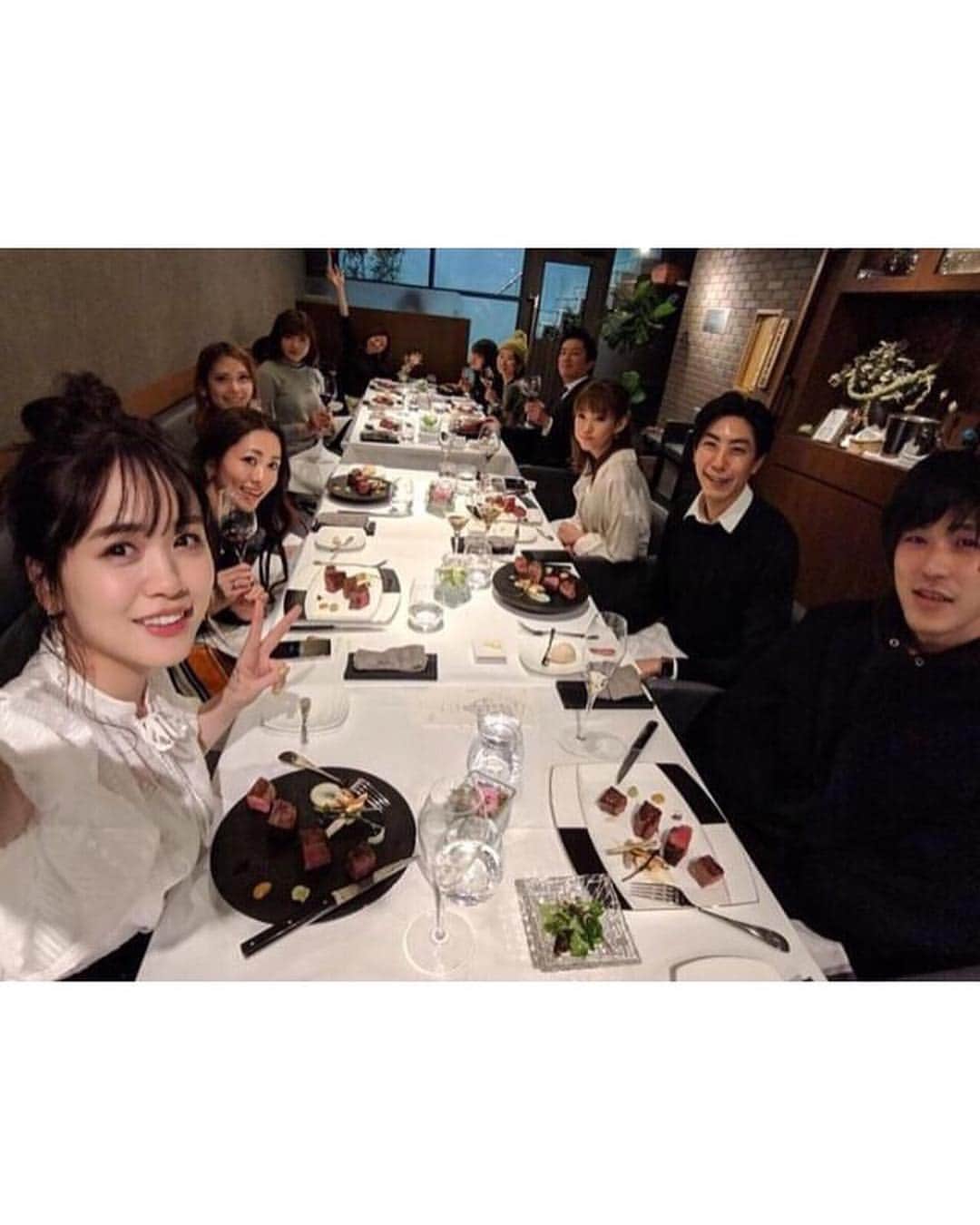 安岡あゆみさんのインスタグラム写真 - (安岡あゆみInstagram)「. 会社の歓迎会や、会食でも利用させていただいている @steak_vitis さん🍴 この日はのざき牛オンリーのフルコースをいただきました🐂 キャビアがたっぷり乗った和牛タルタルや、お茶漬け風の蛤スープの明石焼き、旨味たっぷりのビーフサラダなど、独自のメニューに初っ端から驚かされました！😳 メインの炉釜焼きステーキは、タン元と4種類の部位を。 絶妙な焼き加減で表面がカリッと中はジューシー🍖会場皆唸っていました😂 〆には一口カレーとカツサンド。 デザートはストロベリーチーズケーキと🍰 お腹いっぱいいただき幸せな週末…🌸 今回ご一緒させていただいた皆さんは、職種も年齢もバラバラだったのですが、色んなお話が出来て刺激を受けました☺️ 撮った写真もGoogleフォトで共有して感想を言い合ったりして、新しいコミュニティが出来たみたいで嬉しいです💕 . . #steakdiningvitis #teampixel #googlepixel3 #nakameguro #ayumi_y_gourmet #中目黒 #中目黒グルメ #pixelで撮影 #炉釜ステーキ #ステーキ #肉の日 #29の日」4月2日 8時24分 - ayumi_yasuoka
