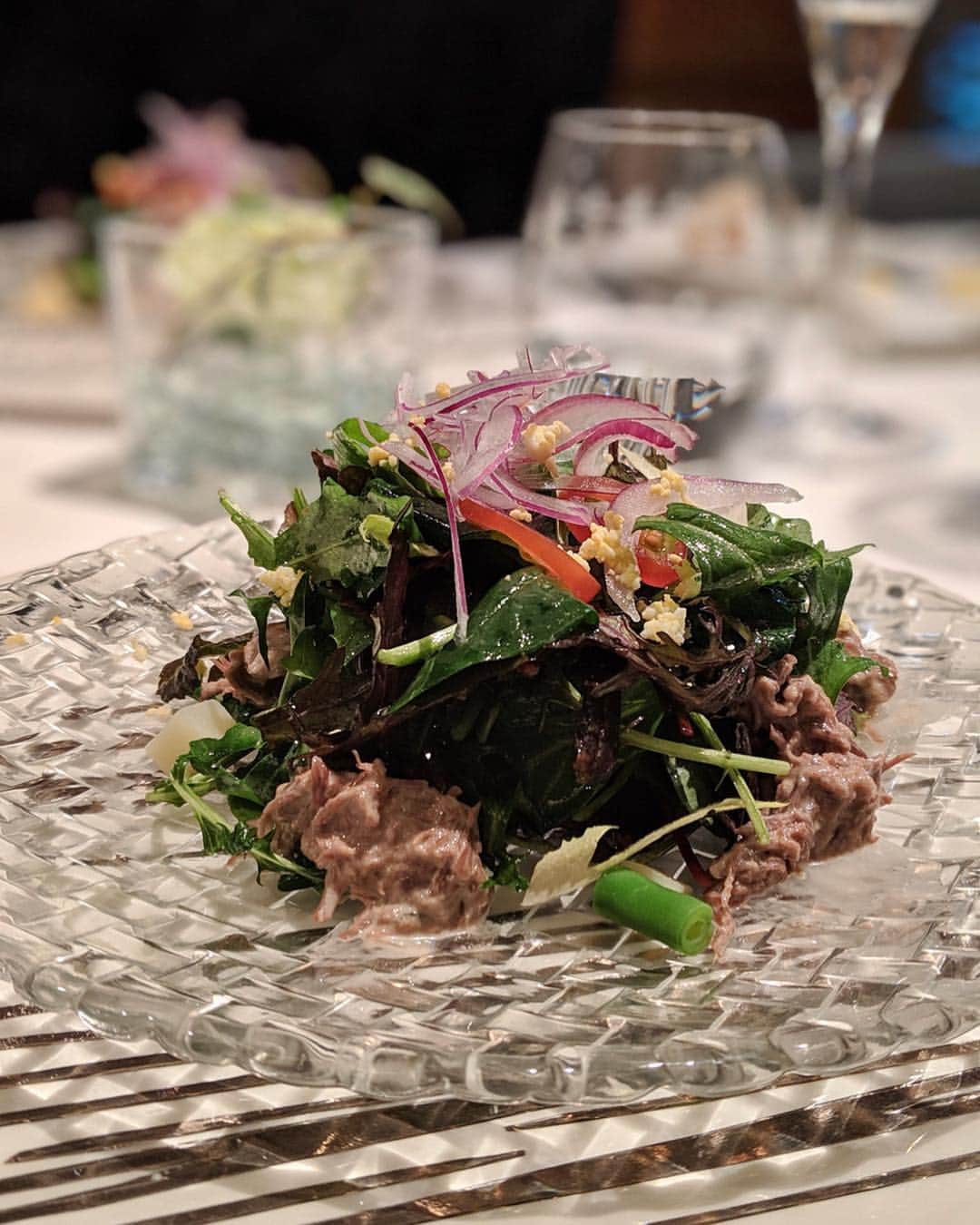安岡あゆみさんのインスタグラム写真 - (安岡あゆみInstagram)「. 会社の歓迎会や、会食でも利用させていただいている @steak_vitis さん🍴 この日はのざき牛オンリーのフルコースをいただきました🐂 キャビアがたっぷり乗った和牛タルタルや、お茶漬け風の蛤スープの明石焼き、旨味たっぷりのビーフサラダなど、独自のメニューに初っ端から驚かされました！😳 メインの炉釜焼きステーキは、タン元と4種類の部位を。 絶妙な焼き加減で表面がカリッと中はジューシー🍖会場皆唸っていました😂 〆には一口カレーとカツサンド。 デザートはストロベリーチーズケーキと🍰 お腹いっぱいいただき幸せな週末…🌸 今回ご一緒させていただいた皆さんは、職種も年齢もバラバラだったのですが、色んなお話が出来て刺激を受けました☺️ 撮った写真もGoogleフォトで共有して感想を言い合ったりして、新しいコミュニティが出来たみたいで嬉しいです💕 . . #steakdiningvitis #teampixel #googlepixel3 #nakameguro #ayumi_y_gourmet #中目黒 #中目黒グルメ #pixelで撮影 #炉釜ステーキ #ステーキ #肉の日 #29の日」4月2日 8時24分 - ayumi_yasuoka
