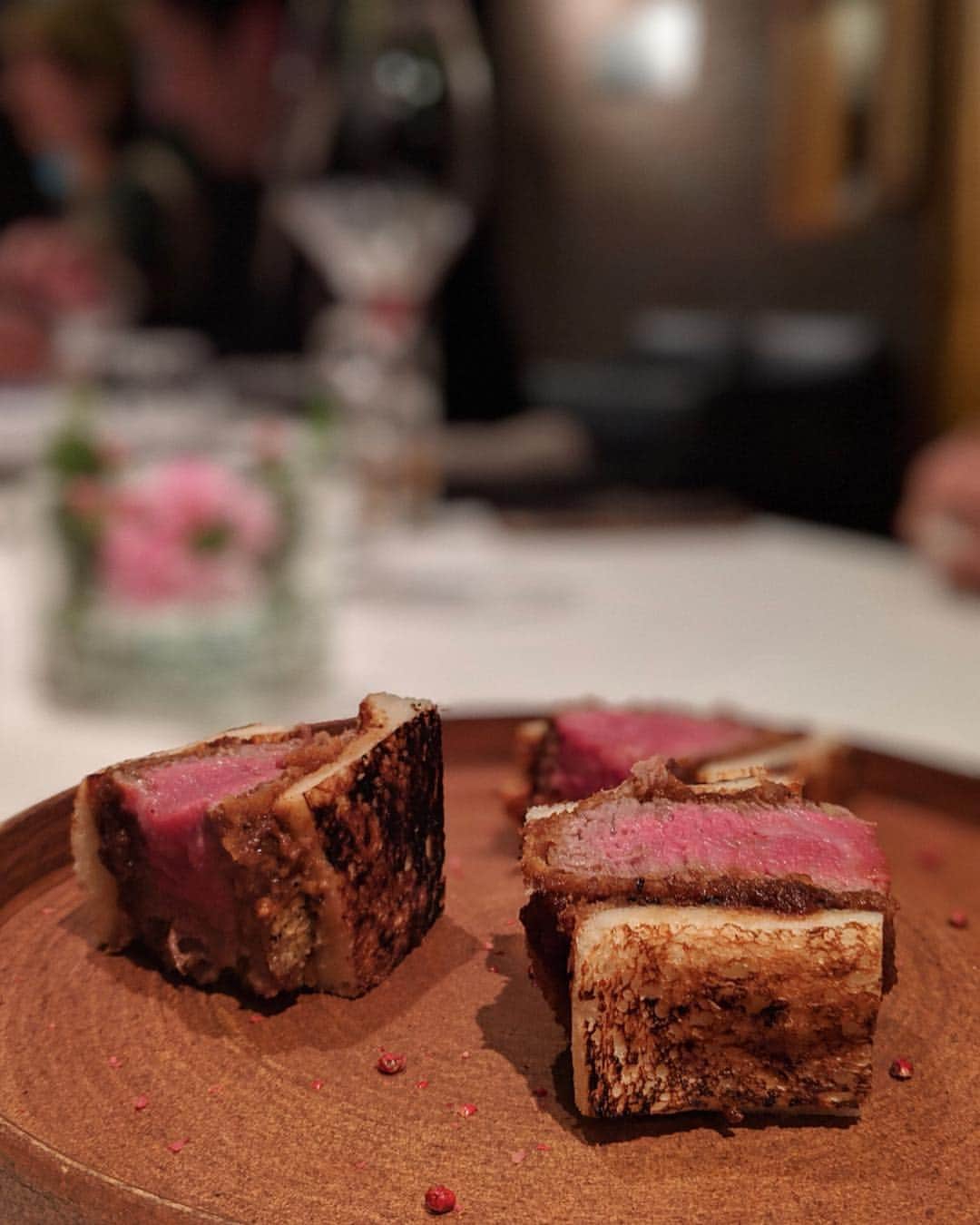 安岡あゆみさんのインスタグラム写真 - (安岡あゆみInstagram)「. 会社の歓迎会や、会食でも利用させていただいている @steak_vitis さん🍴 この日はのざき牛オンリーのフルコースをいただきました🐂 キャビアがたっぷり乗った和牛タルタルや、お茶漬け風の蛤スープの明石焼き、旨味たっぷりのビーフサラダなど、独自のメニューに初っ端から驚かされました！😳 メインの炉釜焼きステーキは、タン元と4種類の部位を。 絶妙な焼き加減で表面がカリッと中はジューシー🍖会場皆唸っていました😂 〆には一口カレーとカツサンド。 デザートはストロベリーチーズケーキと🍰 お腹いっぱいいただき幸せな週末…🌸 今回ご一緒させていただいた皆さんは、職種も年齢もバラバラだったのですが、色んなお話が出来て刺激を受けました☺️ 撮った写真もGoogleフォトで共有して感想を言い合ったりして、新しいコミュニティが出来たみたいで嬉しいです💕 . . #steakdiningvitis #teampixel #googlepixel3 #nakameguro #ayumi_y_gourmet #中目黒 #中目黒グルメ #pixelで撮影 #炉釜ステーキ #ステーキ #肉の日 #29の日」4月2日 8時24分 - ayumi_yasuoka