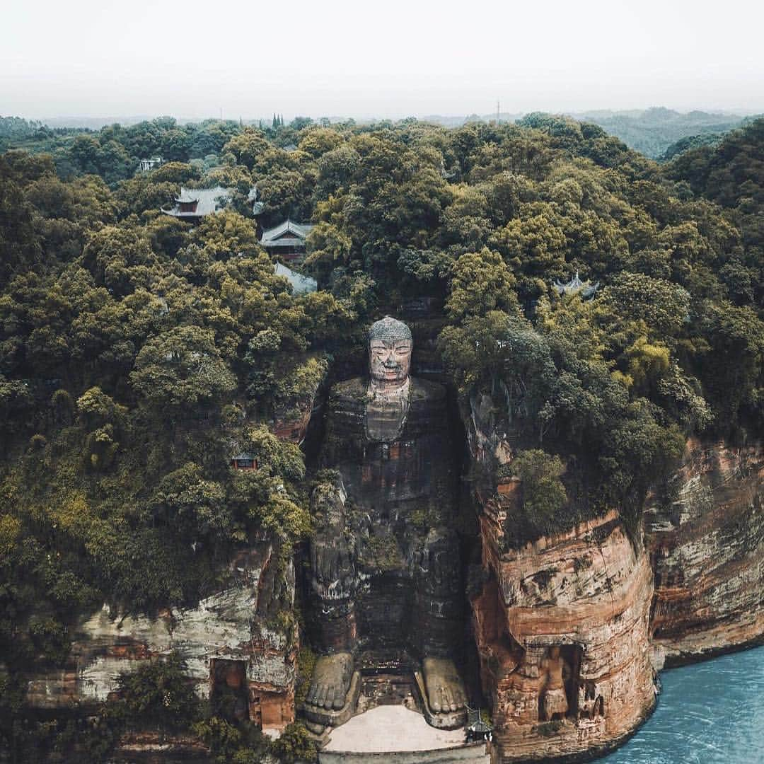 Earth Picsさんのインスタグラム写真 - (Earth PicsInstagram)「Buddha of Leshan 🇨🇳 Photo by @evolumina」4月2日 8時28分 - earthpix