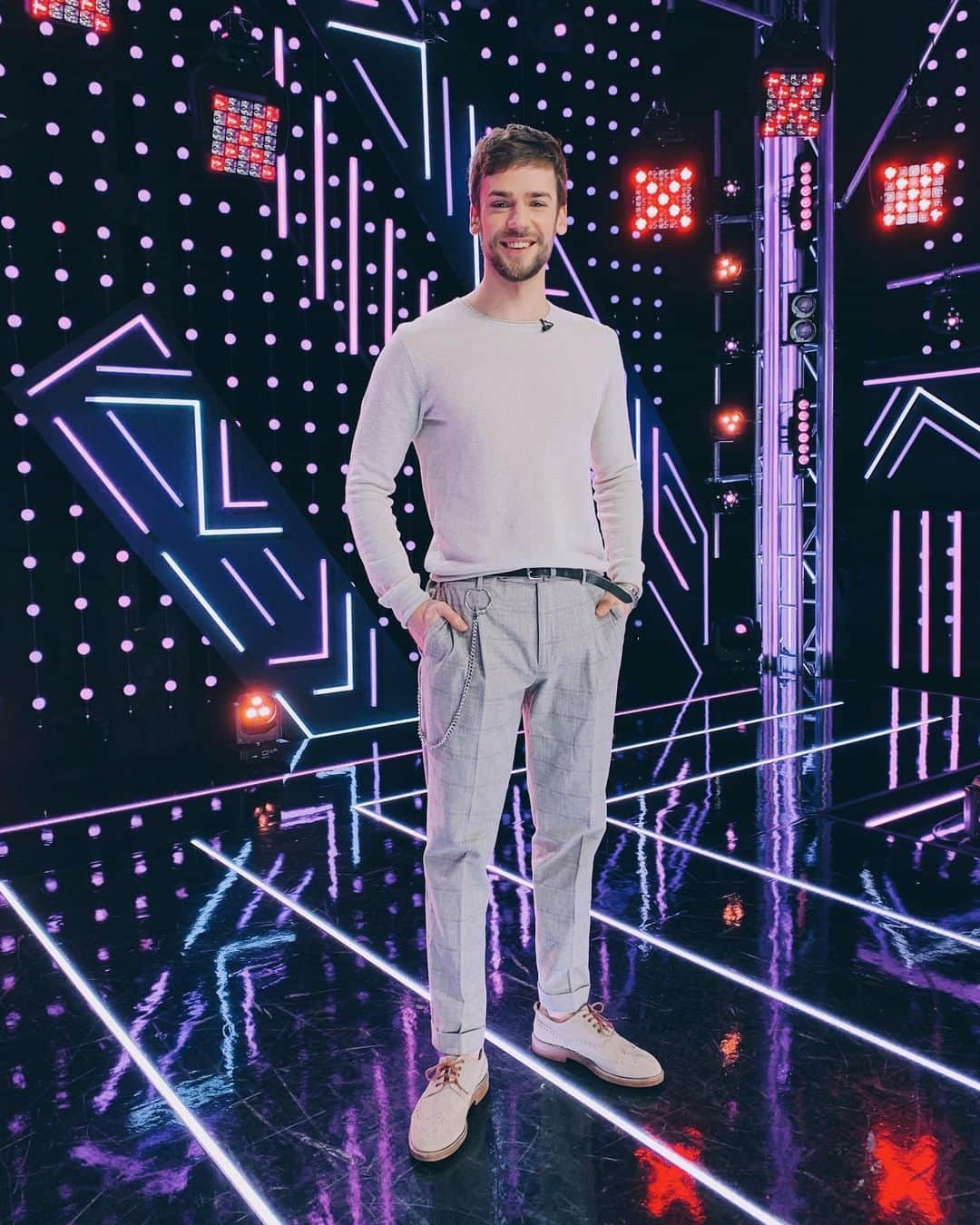 RU.TVさんのインスタグラム写真 - (RU.TVInstagram)「Всем привет! 🔥 «Стол Заказов» и Артём Васт в прямом эфире! 💜 Оставляй комментарии и присылай свои музыкальные пожелания на номер 5742 (услуга платная, подробности на сайте RU.TV)! 🔝 Включай RU.TV, смотри свои любимые клипы.  #рутв #rutv #столзаказоврутв #артемваст @artemvast」4月2日 19時19分 - ru_tv