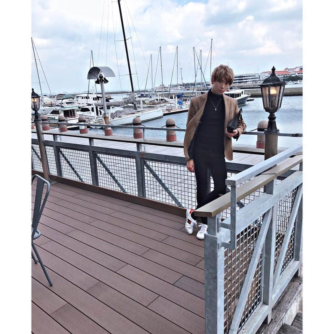 岡田鷹斗のインスタグラム：「先日のマリノアシティ福岡の時の🐬🏖 ・ ・ ・ OFF SHOT🎬 ・ ・ ・ #NEVAGIVEUP #DANCEVOCAL #IDOL #MEN #portrait #FASHION #LOVEME #PHOTO #KING #FACE #ネバギブ #ダンスボーカル #アイドル #イケメン #服装 #フォローお願いします #写真  #金髪 #岡田鷹斗 #マリノアシティ福岡  #海辺  #ポートレート」