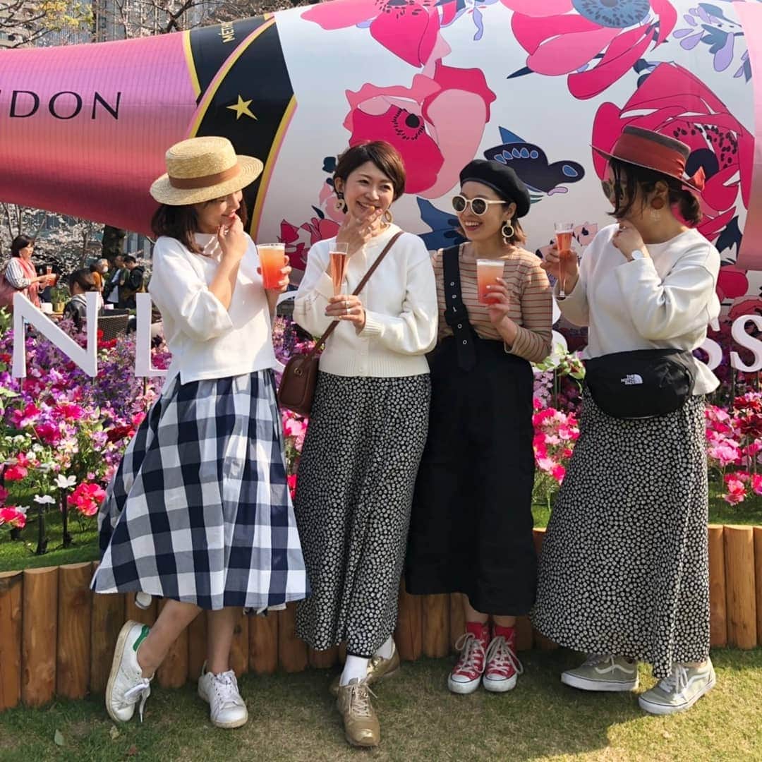 amigo.amigo.5205622さんのインスタグラム写真 - (amigo.amigo.5205622Instagram)「. ★#お花見 ★. . #六本木ミッドタウン で 期間限定でやってる MIDTOWN BLOSSOM 2019 にみんなと行ったよー♡. @harunya0129. @ayakonbubu. @inoyuu07. 桜を見ながら飲んだり食べたり 最高〜🌸🌸🌸🌸🌸 また来年も六本木のお花見 行きたい♡. . １４日までやってるそうです♪ ↓↓↓. . ✔場所ミッドタウン・ガーデン. （さくら通り沿いエリア）. . ✔期間2019年3月15日（金）～4月14日（日）時間12:00～20:00（L.O.19:30）. ※毎週金曜・土曜、桜の満開時期は21:00まで（L.O.20:30）. ※荒天中止. . #お花見🌸#お花見日和 #お花見デート #おでかけ #おでかけスポット  #乾杯 #ノンアルコール#お酒 #お酒好きな人と繋がりたい  #アルコール #桜 #桜🌸 #sakura #sakura🌸  #ノンアル#ミッドタウン  #六本木#midtown #六本木カフェ #六本木グルメ  #女子会 #デート#DATE  #MIDTOWNBLOSSOM2019 #Flower#flowerstagram #blossom #moetchandon」4月2日 19時21分 - amigo.amigo.5205622
