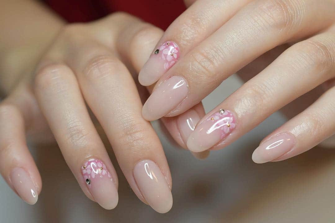 Yuka Maeda ::manicurelistさんのインスタグラム写真 - (Yuka Maeda ::manicurelistInstagram)「さくらん🌸🌸 . . 大阪市北区 梅田.中崎町.駅から徒歩7分🚶‍♀️ CADENAS nail eyelash  マツエクアカウント @cadenaseyelash LINE:@ cadenas 🆔検索🙋‍♀️ tel:06-4792-8617. cadenas.nail@gmail.com. . #ネイル #ジェルアート #手元くら部 #梅田ネイル #instanails #大人ネイル #個性派ネイル #クリアネイル #ジェルネイル #nail #네일 #ニュアンスネイル #instanail #nailstagram #春ネイル  #ネイルデザイン #젤네일 #美甲 #osaka  #ジェルデザイン #cadenas #指甲 #spring #Insatnails #fashion #シアーネイル #うる艶ネイル #トレンドネイル  #お洒落ネイル #桜ネイル」4月2日 19時21分 - yuka.maeda