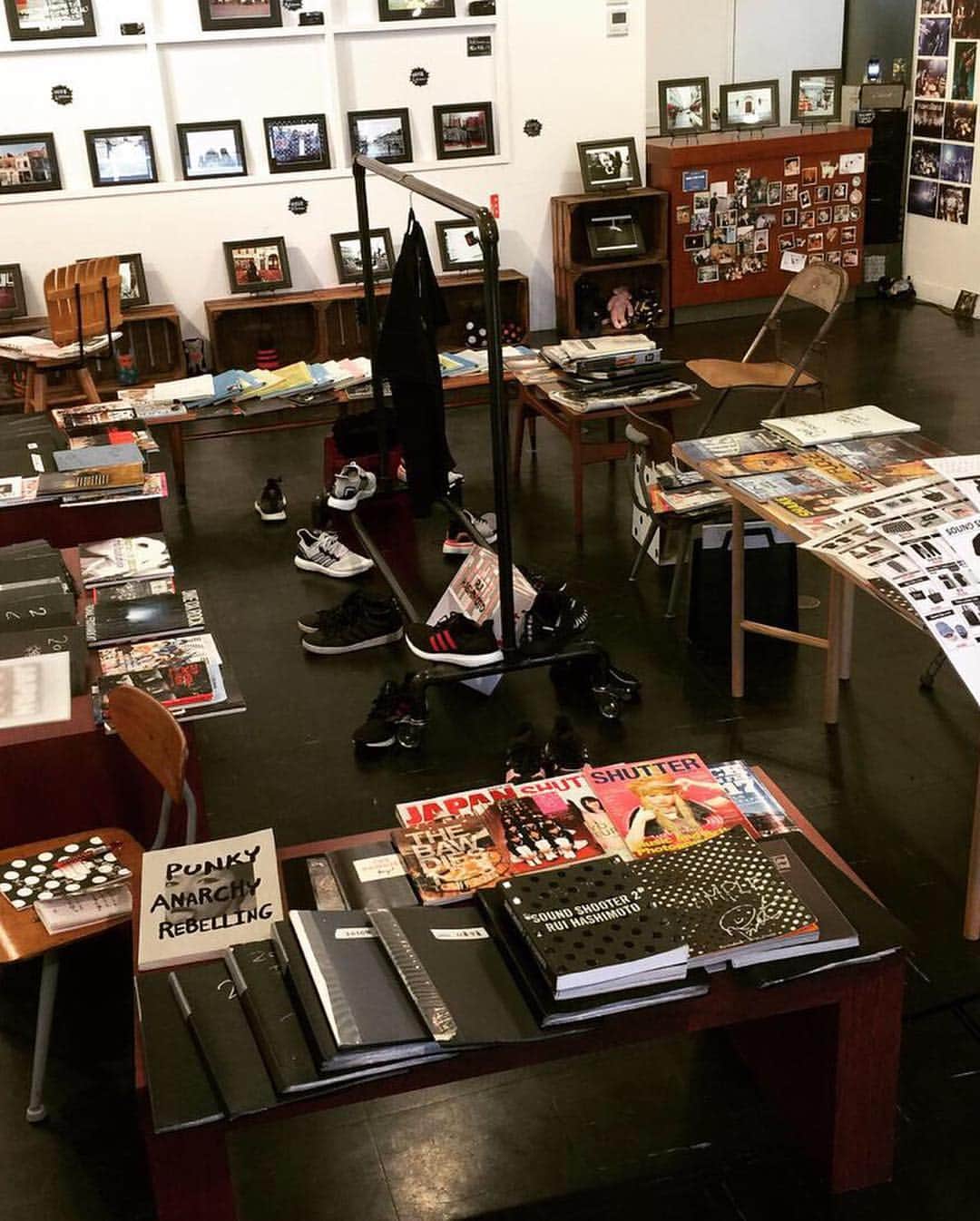 橋本塁さんのインスタグラム写真 - (橋本塁Instagram)「【サウシュー写真展岡山1日目終了!】 ご来店ありがとうございました！明日もBALANCE OKAYAMA横展示会場(北区問屋町26-106)にて11-19時で問屋町でのお買い物がてらやライブ前にお待ちしております！会期中はずっと僕もイッチーも居ます！  #サウシュー #岡山 #balanceokayama」4月2日 19時24分 - ruihashimoto