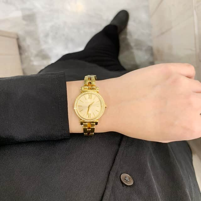 TiCTACさんのインスタグラム写真 - (TiCTACInstagram)「「MICHAEL KORS」各¥32,000+tax  世界中のセレブリティから愛されているマイケル・コース。異素材を組み合わせたリュクスでフェミニンな腕時計は、着けるだけで毎日のコーディネートを格上げしてくれます。 ・ #michaelkorswatch  #マイケルコース #マイケルコース時計  #tictac #watch #チックタック時計店  #時計チックタック #tictacwatchshop #時計 #腕時計 #大人女子  #大人女子コーデ  #手元くら部  #手元倶楽部  #手元コーデ  #手元美人 #手元のおしゃれ #おしゃれな人は手元がすてき #リラックススタイル #カジュアルウォッチ #自然体  #クリスマスプレゼント時計 #時計クリスマスプレゼント #チックタック神戸ミント店」4月2日 19時24分 - tictac_press