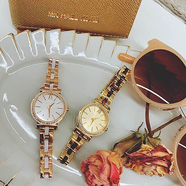 のインスタグラム：「「MICHAEL KORS」各¥32,000+tax  世界中のセレブリティから愛されているマイケル・コース。異素材を組み合わせたリュクスでフェミニンな腕時計は、着けるだけで毎日のコーディネートを格上げしてくれます。 ・ #michaelkorswatch  #マイケルコース #マイケルコース時計  #tictac #watch #チックタック時計店  #時計チックタック #tictacwatchshop #時計 #腕時計 #大人女子  #大人女子コーデ  #手元くら部  #手元倶楽部  #手元コーデ  #手元美人 #手元のおしゃれ #おしゃれな人は手元がすてき #リラックススタイル #カジュアルウォッチ #自然体  #クリスマスプレゼント時計 #時計クリスマスプレゼント #チックタック神戸ミント店」
