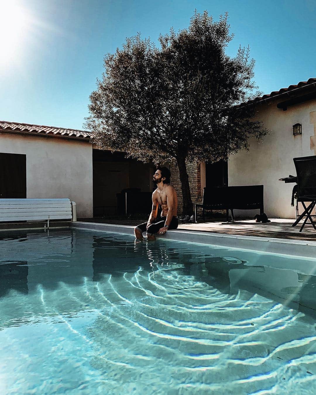 NICOLAS SIMOESのインスタグラム：「Taking some days off after this long month at home healing this injury. It feels so good to wake up with a sun bath over the pool ☀️」