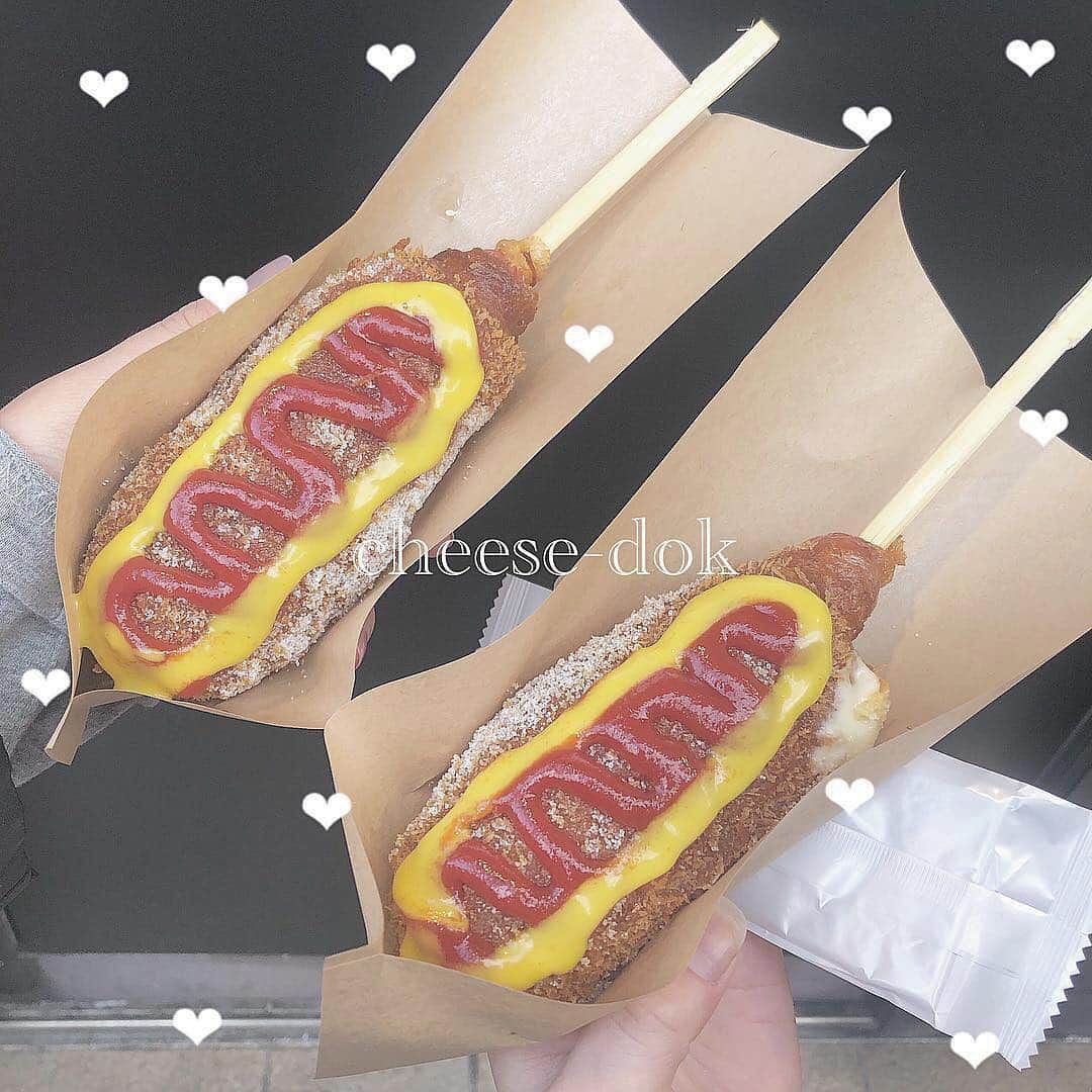 のインスタグラム：「#チーズドック﻿ こんがり焼けたチーズドックが食べたい😋﻿ ﻿ こちらは、ケチャップとマスタードをたっぷりかけた美味しそうなチーズドック✨﻿ ﻿ あなたのお気に入りチーズドックを教えてください♡﻿ ﻿ photo by @annmi2873 ﻿﻿﻿ Sucle のBASEにて、Sucleオリジナル巾着ポーチを販売中✨﻿ ﻿ プロフィールのURLかストーリーズのURLからジャンプできるので、ぜひチェックしてみてください！﻿ ﻿ @sucle_ では紹介する写真を募集中👧🏻﻿﻿ ﻿﻿﻿﻿﻿ ﻿﻿﻿﻿﻿﻿﻿﻿﻿﻿﻿﻿﻿ タグ付けやハッシュタグをつけてくれた投稿からもピックアップした写真をリポストしています！﻿﻿﻿﻿﻿﻿﻿﻿﻿﻿﻿﻿﻿﻿ #sucle をつける か このアカウントをタグ付けして投稿してね📸﻿﻿﻿﻿﻿﻿﻿﻿﻿﻿﻿﻿﻿﻿ ﻿ #チーズハットグ #チーズ #モッツァレラチーズドック #韓国グルメ  #食べ歩きグルメ #チーズグルメ #チーズ好き #韓国好き #ハットグ  #地元グルメ  #カフェ巡り  #カフェ活 #置き画倶楽部 #インスタ映え #おきが #置き画﻿ #インスタ映え #シュクレ #フォトジェニック #ファッション #お洒落 #かわいい #置き画くら部 #おしゃれさんと繋がりたい #おしゃれ #お洒落さんと繋がりたい #可愛い #ootd #おきがくらぶ﻿﻿ ﻿」