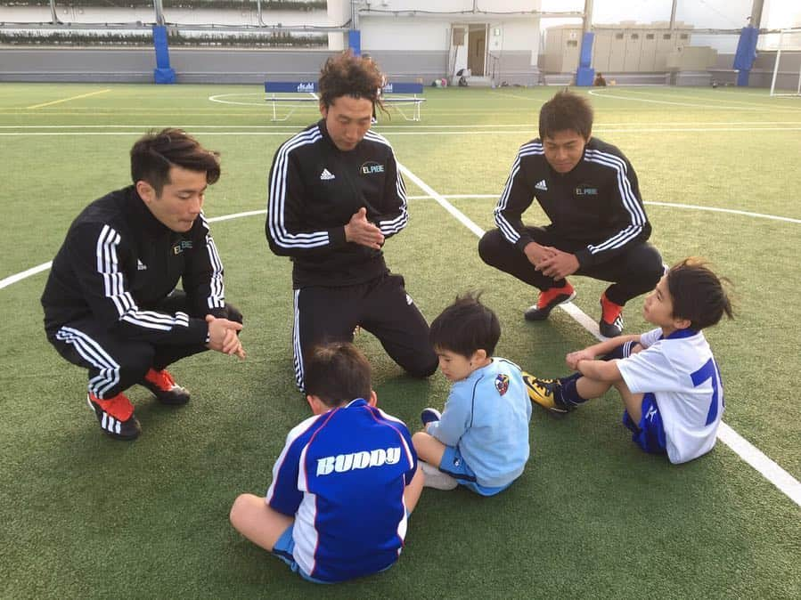 丸山祐市さんのインスタグラム写真 - (丸山祐市Instagram)「僕のサッカースクール『EL PIBE』の子ども達に会ってきました😊  僕が小学生の頃、「サッカー大好き！」「もっと上手くなりたい！」という２つの思いで、毎日サッカーを楽しんでいました👍  当時を思い出しながら、ボールを蹴って本当に楽しかったな〜✨ 選手の輝く個性を尊重し、育成する。 『EL PIBE』はそんなサッカースクールです⚽️✨ また時間を作って会いに、皆とサッカーを楽しみに行きます‼️ 【EL PIBE スクール HP】 https://el-pibe.jp  #elpibe  #サッカースクール #サッカー #笑顔 #丸山祐市 #はるひ野 #有明」4月2日 18時00分 - yuichi_maruyama.616