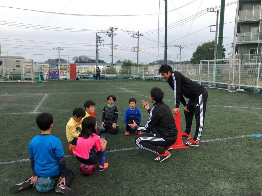 丸山祐市さんのインスタグラム写真 - (丸山祐市Instagram)「僕のサッカースクール『EL PIBE』の子ども達に会ってきました😊  僕が小学生の頃、「サッカー大好き！」「もっと上手くなりたい！」という２つの思いで、毎日サッカーを楽しんでいました👍  当時を思い出しながら、ボールを蹴って本当に楽しかったな〜✨ 選手の輝く個性を尊重し、育成する。 『EL PIBE』はそんなサッカースクールです⚽️✨ また時間を作って会いに、皆とサッカーを楽しみに行きます‼️ 【EL PIBE スクール HP】 https://el-pibe.jp  #elpibe  #サッカースクール #サッカー #笑顔 #丸山祐市 #はるひ野 #有明」4月2日 18時00分 - yuichi_maruyama.616