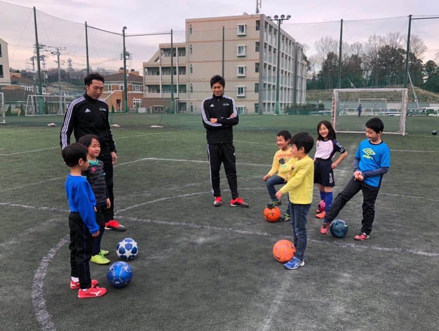 丸山祐市のインスタグラム：「僕のサッカースクール『EL PIBE』の子ども達に会ってきました😊  僕が小学生の頃、「サッカー大好き！」「もっと上手くなりたい！」という２つの思いで、毎日サッカーを楽しんでいました👍  当時を思い出しながら、ボールを蹴って本当に楽しかったな〜✨ 選手の輝く個性を尊重し、育成する。 『EL PIBE』はそんなサッカースクールです⚽️✨ また時間を作って会いに、皆とサッカーを楽しみに行きます‼️ 【EL PIBE スクール HP】 https://el-pibe.jp  #elpibe  #サッカースクール #サッカー #笑顔 #丸山祐市 #はるひ野 #有明」