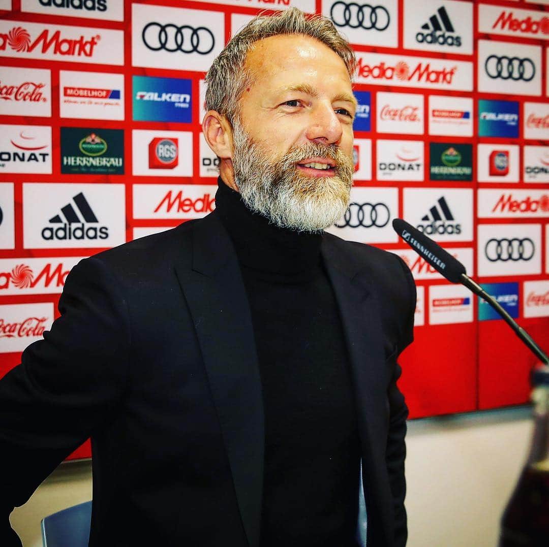 FCインゴルシュタット04さんのインスタグラム写真 - (FCインゴルシュタット04Instagram)「#Linke übernimmt bis Sommer! Thomas Linke kehrt bis zum 30.Juni vorübergehend ins Tagesgeschäft zurück und bekleidet die Aufgaben als sportlich Verantwortlicher.」4月2日 18時00分 - dieschanzer