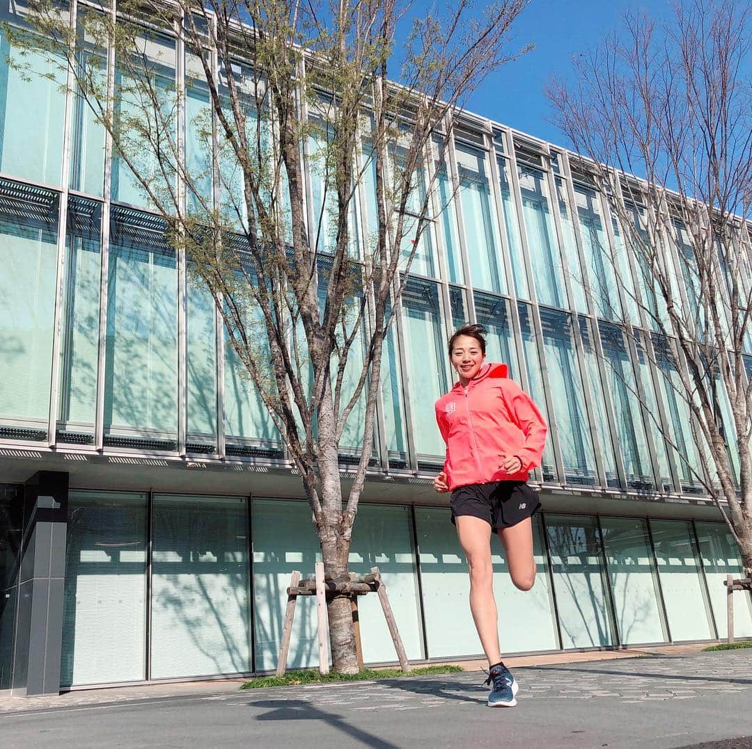 鈴木莉紗さんのインスタグラム写真 - (鈴木莉紗Instagram)「こんばんは🌆 日中は気温が高くなり、身体を動かすのが楽しくなる季節がやってきましたね☺️ わたしも今月は2回、ハーフマラソンの大会に出ます！ 住友生命「Vitality」は日々の運動や所定の大会に参加・完走することによってVitalityポイントがもらえて、保険料が変動します♪ 未来を変えていく、健康増進型保険〝住友生命「Vitality」“さんのPRに参加中 #住友生命Vitality #vitalityスタイル #ランニング #running #ハーフマラソン #ダイエット #promotion  #マラソン #ジョギング #jogging」4月2日 18時00分 - suzuki__lisa