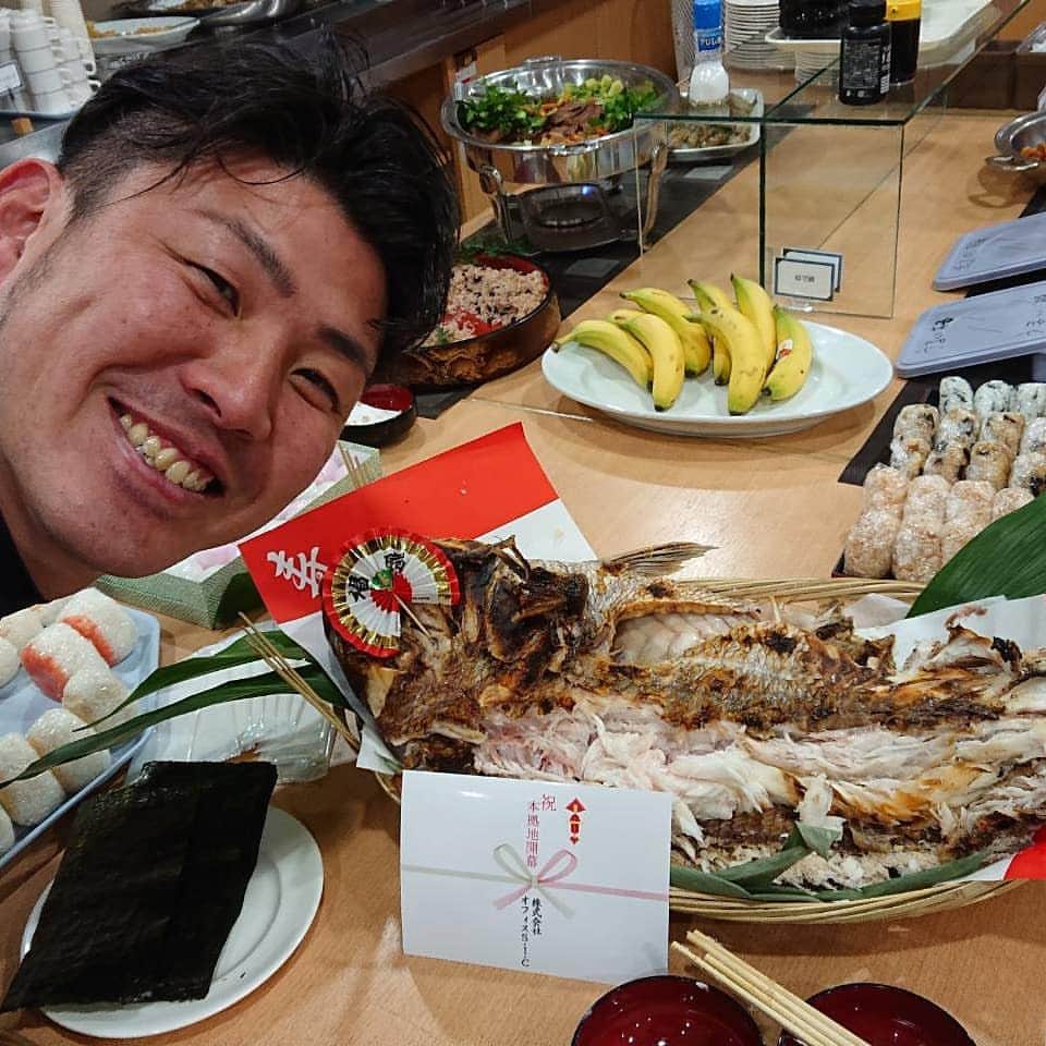 Office S.I.C 公式さんのインスタグラム写真 - (Office S.I.C 公式Instagram)「プロ野球開幕しましたねー⚾  まずは京セラドームへ！ オリックス本拠地開幕戦！ vs福岡ソフトバンクホークス  #松田遼馬 選手も一軍登録 久しぶりに関西で会えました☺️ 今年もお決まり焼鯛の差し入れです🐟  そして赤星さんと狩野さんは 東京ドーム開幕戦へ！ 赤星さんは今晩、日本テレビ様で解説です🎤  皆さま今年もプロ野球楽しみましょう🎵  #プロ野球 #東京ドーム #京セラドーム #本拠地開幕戦 #SICファミリー  #野球解説者 #日本テレビ 様　#解説 #赤星憲広 #狩野恵輔 @keisuke_kanoh_official  #阪神 #阪神タイガース #福原忍 #藤本敦士 #濱中治 #俊介 #原口文仁 #トモニミライヘ #福岡ソフトバンクホークス #オリックス #Tー岡田 #オリックスバファローズ」4月2日 18時03分 - office_sic