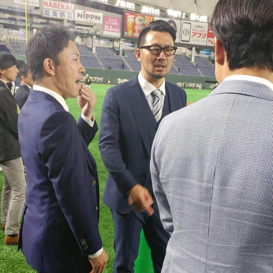 Office S.I.C 公式さんのインスタグラム写真 - (Office S.I.C 公式Instagram)「プロ野球開幕しましたねー⚾  まずは京セラドームへ！ オリックス本拠地開幕戦！ vs福岡ソフトバンクホークス  #松田遼馬 選手も一軍登録 久しぶりに関西で会えました☺️ 今年もお決まり焼鯛の差し入れです🐟  そして赤星さんと狩野さんは 東京ドーム開幕戦へ！ 赤星さんは今晩、日本テレビ様で解説です🎤  皆さま今年もプロ野球楽しみましょう🎵  #プロ野球 #東京ドーム #京セラドーム #本拠地開幕戦 #SICファミリー  #野球解説者 #日本テレビ 様　#解説 #赤星憲広 #狩野恵輔 @keisuke_kanoh_official  #阪神 #阪神タイガース #福原忍 #藤本敦士 #濱中治 #俊介 #原口文仁 #トモニミライヘ #福岡ソフトバンクホークス #オリックス #Tー岡田 #オリックスバファローズ」4月2日 18時03分 - office_sic