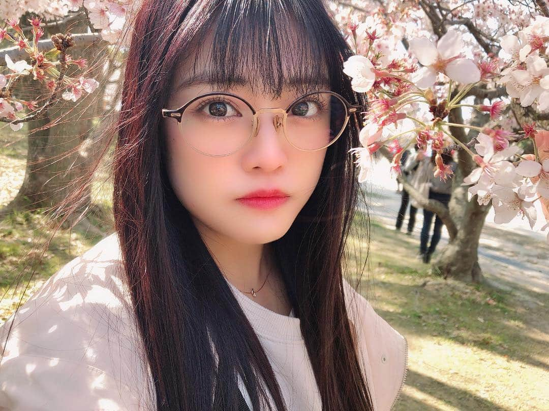 本村碧唯さんのインスタグラム写真 - (本村碧唯Instagram)「🌸🌸🌸 髪色可愛くない？笑 バイオレット×ピンク . #お花見 #桜 #舞鶴公園」4月2日 18時05分 - aoi0531.m