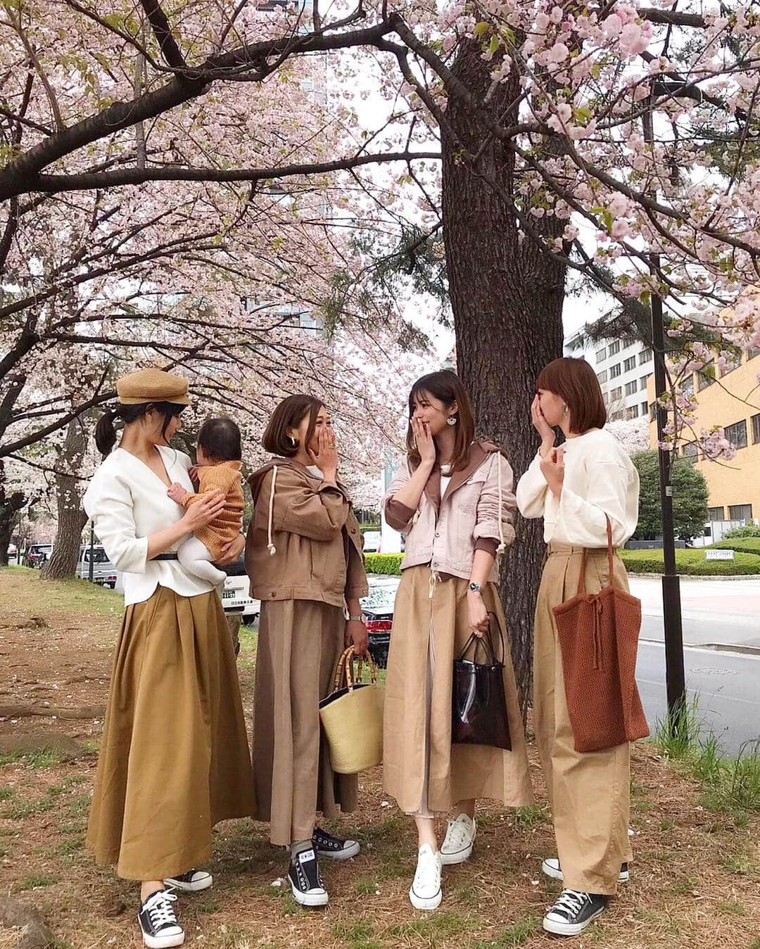のインスタグラム：「#code . . 今日はいつメンとお花見🌸 ちょっと寒かったけど、 楽しかった〜！ 子供達もとっても楽しそうだった😊 この写真は、息子が撮ってくれました😌 いつもありがとう😂💕 . . ちなみに、みんなで 白トップス×ベージュボトムス×スニーカー で、リンクコーデ❤︎ 私とゆかちんは寒くてアウター脱げず🙄 . . . アウター…#uniqlo パーカー#reedit トップス、ボトムス、バッグ、スニーカー…#shopstylejp ピアス… @paulownia.k . . . #リンクコーデ #お揃いコーデ #おそろコーデ #シミラールック #ママコーデ #ユニジョ #大人可愛い #大人カジュアル #プチプラコーデ #カジュアルコーデ #ママ友 #スニーカー女子 #30代コーデ #カベジョ #インスタ映え #フォトジェニック #mamagirl #locari #ponte_fashion #partegram #pr #sscollectivejp #sslooksjp #お花見 #桜 #sakura」