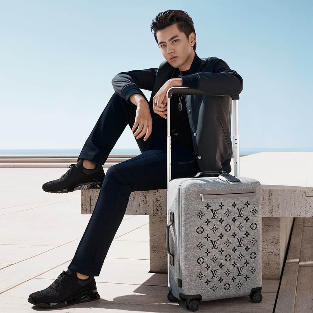 LVMHさんのインスタグラム写真 - (LVMHInstagram)「✈️ Travel light with style After Horizon, first line of luxury wheeled luggage released in 2016, @louisvuitton launches Horizon Soft. A new collection of innovative luggage, light in weight and large in volume, designed by Marc Newson (@realmarcnewson) for modern travelers like @kriswu. _ #HorizonSoft #LouisVuitton #MarcNewson #KrisWu #LVMH」4月2日 18時15分 - lvmh
