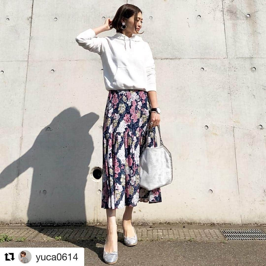 ショップにこにこさんのインスタグラム写真 - (ショップにこにこInstagram)「#Repost @yuca0614 with @get_repost ・・・ ------------------- #code ♡ ______________________________ トップス/ @gu_for_all_  スカート/ @unrelish_official  バッグ/ @shopnikoniko  ピアス/ @rhythm_everyday  靴/ @kurun_official  ______________________________ 花柄スカートに白パーカー って春らしいなぁ..*̣̩⋆̩ . @kurun_official から可愛い フラットシューズ頂いたので 合わせてみたよ♡スワイプ☝︎ . 私のはマチルド（ポインテッド・トゥ） のグリッターシルバー *̣̩⋆̩ . kurun TOKYOは日本国内の 自社アトリエで熟練の靴職人が ハンドメイドで作るオリジナル レディースシューズブランド♡ . 現在オンラインストア 限定で販売されてます♡ . そこで、今回期間限定でPOP UP STORE を伊勢丹新宿で開催されることになりました🥿♡ . 足にとってもフィットして 柔らかいソールは長時間歩いても 痛くならないし何よりデザインやカラー もシンプルだけどとってもおしゃれ♡ . ぜひお店に足を運んでみてね◌⑅⃝*॰ॱ . 開催日時：2019年4月3日（水） 〜2019年4月9日（火）10:30〜20:00 開催場所：伊勢丹新宿店本館２階＝婦人靴 ______________________________ #kuruntokyo #クルントウキョウ #PR #フラットシューズ #ラウンドシューズ #グリッターシューズ #フラットパンプス #カジュアルコーデ #大人カジュアル #ママコーデ #着まわしコーデ #新宿伊勢丹 #期間限定ショップ #新宿伊勢丹ポップアップ #花柄スカート #ジーユー #gu_for_all #スウェットプルパーカー #パーカーコーデ #mamagirl #ロカリ」4月2日 18時09分 - shopnikoniko