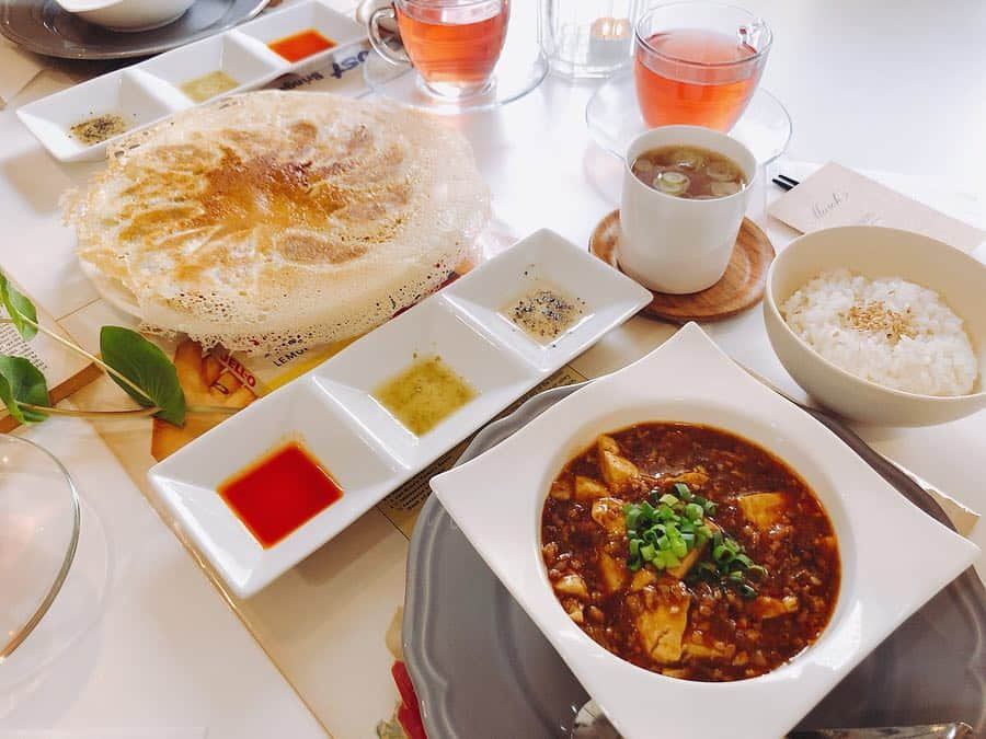 麻生夏子さんのインスタグラム写真 - (麻生夏子Instagram)「🍽羽根つき餃子﻿ ﻿﻿ 🍽麻婆豆腐﻿ ﻿﻿ 🍽中華チキンスープ﻿ ﻿﻿ ﻿﻿ お料理教室にて。﻿﻿ ﻿ ﻿念願の羽根つき餃子と麻婆豆腐。﻿ 家でも速攻復習して、羽根つき餃子は完璧に再現できました！麻婆豆腐もめちゃうまい😭✨﻿ ちなみに写真4枚目が自作の羽根付き餃子です。﻿ ﻿ お家で餃子パーティーしたい🎉🥟🎉﻿ ﻿ ﻿﻿ #料理 #クッキングラム #cooking #browndish #料理教室 #お料理教室 #盛り付け #夏子のどすこいごっつぁん飯」4月2日 18時10分 - natsukoaso0806