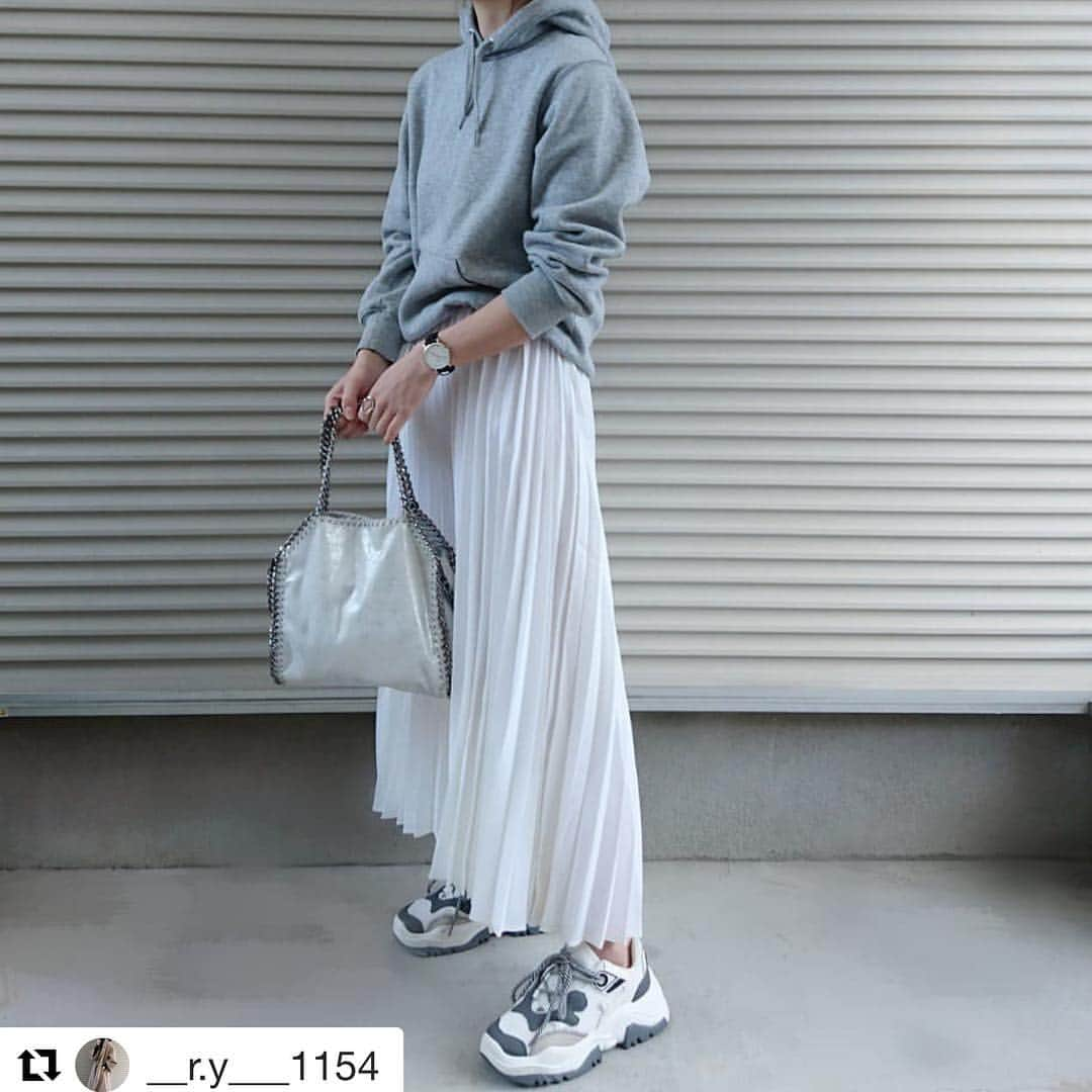 ショップにこにこさんのインスタグラム写真 - (ショップにこにこInstagram)「#Repost @__r.y___1154 with @get_repost ・・・ * * 2019 3/22 * * プリーツスカート✨ * ホワイトは初めてだけど * グレーのパーカーと✨ * * プリーツがしっかり* シワになりにくい😊✨ * * * * スカート↓#titivate @titivatejp * *#titivatestyle * #プリーツロングスカート * パーカー#gu * 💍👟#lavishgate @lavishgate * 󾀝#danielwellington * * *  #コーディネート#コーデ * #シンプル#プチプラ * #ティティベイト#mamacode * #シンプルコーデ#ママコーデ * #チェーンバッグ#ファッション * #プリーツスカート #プチプラコーデ * #ダッドスニーカー * #ダニエルウェリントン * #locari#kaumo_fashion * #kurashiru#ootd#outfit * #fashion#coordinate *」4月2日 18時10分 - shopnikoniko