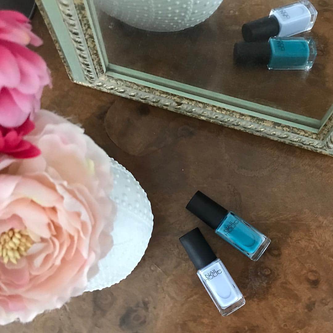 Yuuki mimuraさんのインスタグラム写真 - (Yuuki mimuraInstagram)「💅 . 最近ジェルネイルはおやすみしてて、 もっぱらセルフネイル✨ . ネイルホリックのポップなカラーを試してみたよ💘 カラバリが豊富でプチプラだし小さめサイズだから 普段使わないカラーも気軽に試せる✨ 今日はなんとなくブルーとパープルの気分だったので 手元は、PU115 、 BL912はフットネイルでつけたよ👣 すぐ乾くしお出かけ前に2度塗りしても大丈夫だった🙆‍♀️👌✨ . . @nailholic_kose . . #PR#kose#nailholic_kose#ネイルホリック#ネイル#セルフネイル#ネイルカラー#ポリッシュ#ネイルポリッシュ#単色ネイル#beauty#nail#nailcare#selfnail」4月2日 18時10分 - u0829u
