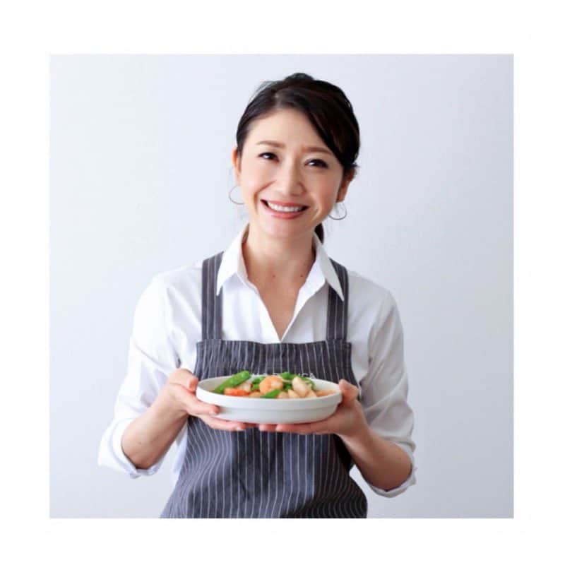 市橋有里のインスタグラム：「今週は今が旬の筍とえびのアヒージョ🦞いろいろデトックスできる簡単なレシピで、海老、筍、オリーブオイル、塩胡椒(グリーンの豆)さえあればできるレシピです♪ぜひお試しあれ〜 ・ http://www.diet-news-matome.com/?p=8465 ・ #筍 #アヒージョ #小学館 #ダイエットポストセブン #小料理屋あり」