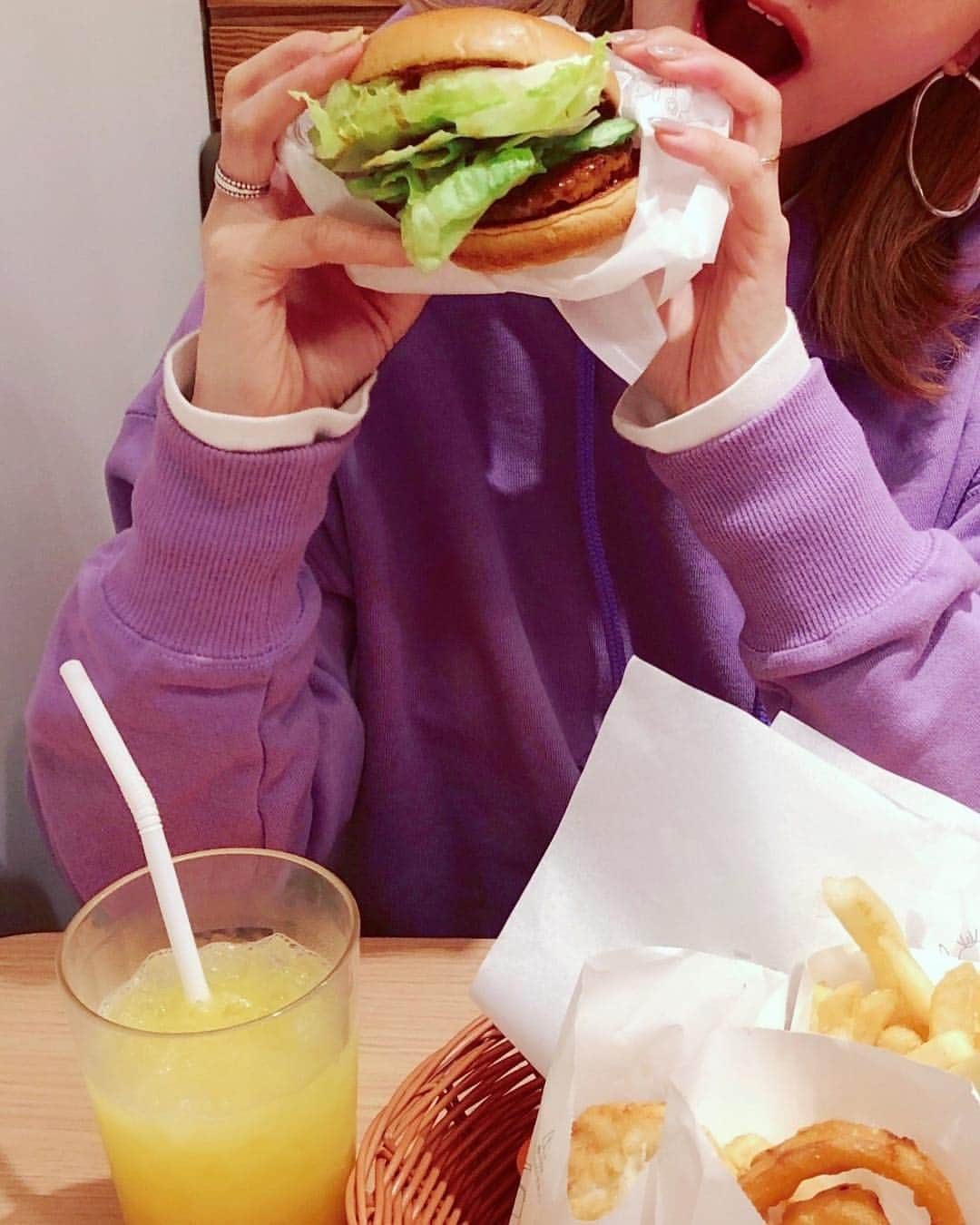 高山直子さんのインスタグラム写真 - (高山直子Instagram)「打ち合わせランチ🍔❤️ Amelieの目の前がモスだから たまにむしょーーーに食べたくなる🤤 CMで気になってたクリームチーズテリヤキバーガー🍔 とろうま〜〜〜🧀 期間限定って言葉に何かと弱い😋  #モス#モス派#モスバーガー #クリームチーズテリヤキバーガー#期間限定 @mosburger_japan #pr」4月2日 18時12分 - nao_70koro