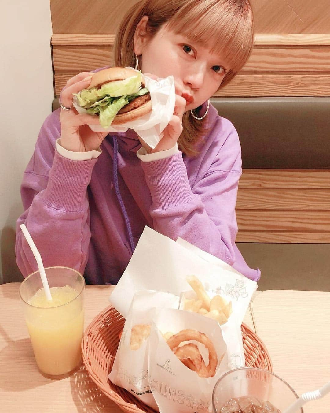 高山直子さんのインスタグラム写真 - (高山直子Instagram)「打ち合わせランチ🍔❤️ Amelieの目の前がモスだから たまにむしょーーーに食べたくなる🤤 CMで気になってたクリームチーズテリヤキバーガー🍔 とろうま〜〜〜🧀 期間限定って言葉に何かと弱い😋  #モス#モス派#モスバーガー #クリームチーズテリヤキバーガー#期間限定 @mosburger_japan #pr」4月2日 18時12分 - nao_70koro