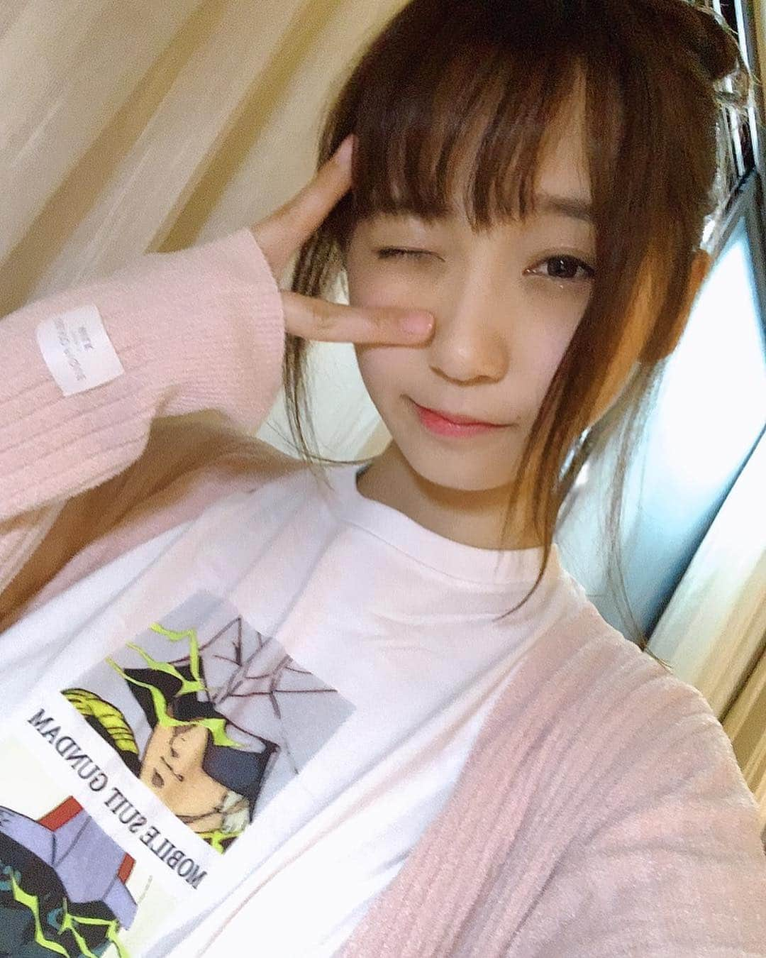 伊織もえさんのインスタグラム写真 - (伊織もえInstagram)「UNIQLOとガンダムコラボのTシャツ🌸🌸🌸 空港で見つけて買っちゃった  #伊織もえ」4月2日 18時12分 - moe_five