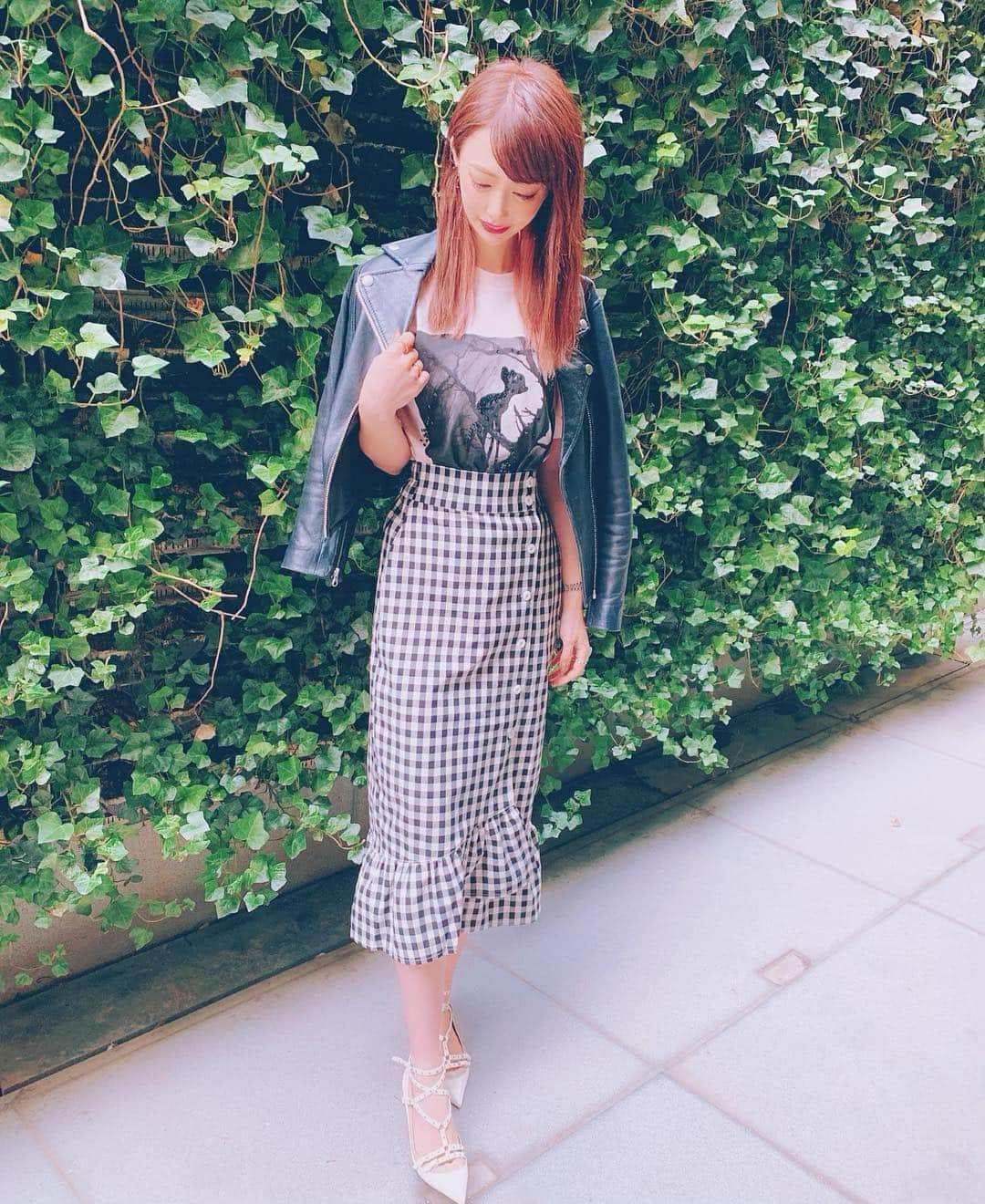 サキ吉さんのインスタグラム写真 - (サキ吉Instagram)「#ootd❣️ ライダース…… #frayid  Tシャツ…… #coach スカート…… #mimitoujours パンプス…… #valentino ． ． １日からリブランディングされた @mimitoujours のお洋服が届きました👗 展示会でも人気だったみたいだよ❤️ 私のアイシングクッキーも好評で良かった💕 ． 今ならopen記念で プレゼントイベント🎁や初めての方は1,000ポイントもgetできるみたい✨ ． ギンガムチェックきゃわいい……❤️ ．  #mimitoujours #mimitoujours_style #pr @mimitoujours @joint_space」4月2日 18時13分 - sakikichi1201