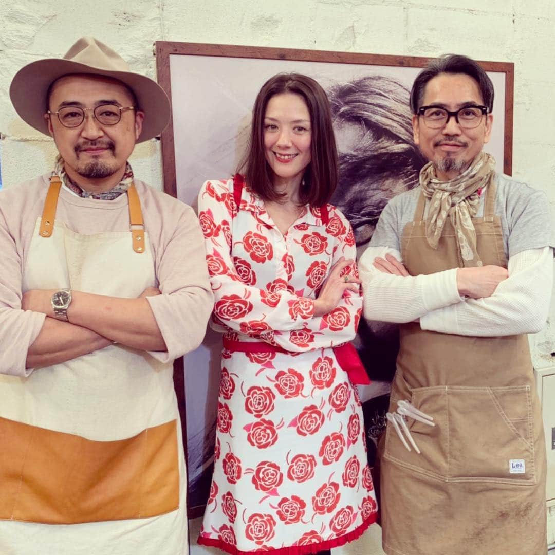 千葉アリサのインスタグラム：「令和カット @glams ✂️ ・ ・ ティーンだった mcsister 時代から、 プロフェッショナルで 優しくて楽しい 大好きなお兄さんだった ヒラリンとコバケン（と当時から呼ばせて頂いた）久々のゴールデン3ショットの歓び😆  時を経ても 心地よくて 好きだなと感じる想いには ホッと嬉しくなるものがある。そんな人で、場で いてくれて ありがとうございます🙏💛 @glamsjun ・ ・  #サラツヤ #hairstyle #hairsalon #外苑前glams」