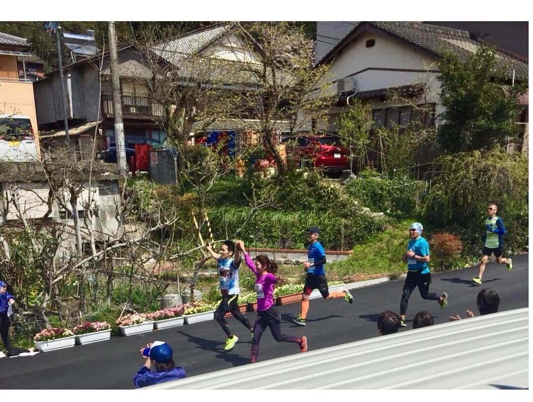 西谷綾子さんのインスタグラム写真 - (西谷綾子Instagram)「✴︎ #四万十川桜マラソン 🌸 TV番組のインタビュー&ランナーさんとお喋りしながら、3時間50分くらいでゴールでした🌟🤗 3月は2回、4月もフル走るよ💓 同じ42.195kmでも毎回感じることは違うし、 出逢いが沢山っ👏 ・ 平成最後に初フルを挑戦する方、怪我明け復帰レース、自己ベスト更新、11回連続出場、おばあちゃんの応援があるから頑張れるetc…✨ ・ 50代以上の部で入賞された女性、美し過ぎてビックリ😍🌟考え方も立ち振る舞いも素敵。お肌が綺麗過ぎて、美の秘訣を詳しく聞きたくなった😂 ・ 東京からご一緒させて頂いたスタッフさん、これまで経験された話が衝撃過ぎて驚きの連続😳😆 移動中、ご飯中ずっとお話が聞けて貴重な時間に☺️ ・ #お話好き #いろんな人の体験や目標とか聞くの好き #出逢いに感謝 #run #running」4月2日 18時18分 - ayako.nishitani