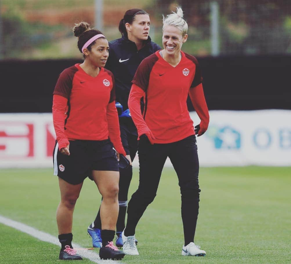 ソフィー・シュミットさんのインスタグラム写真 - (ソフィー・シュミットInstagram)「This happy to back with the #CanWNT gals. Long travel day behind me, but well worth it to see my lovely teammates' faces. I love my job! Let's put in some work!」4月2日 18時19分 - sophieschmidt13