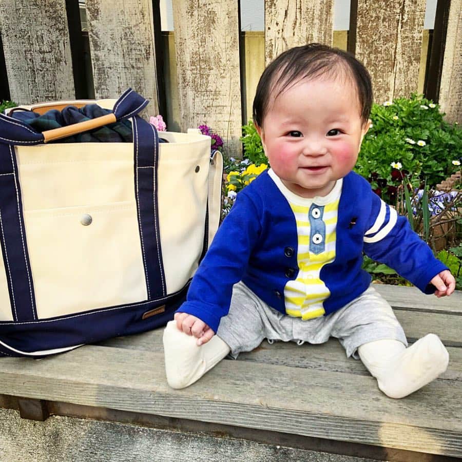 MIKI HOUSE ミキハウスさんのインスタグラム写真 - (MIKI HOUSE ミキハウスInstagram)「6ヵ月頃になると腰もすわりはじめ、おでかけの機会も増えますね。お出かけ時に１着はあると重宝するのが重ね着風カバーオール。これ１枚でコーディネートがきまり、ホックで全開できるのでおむつ替えが頻繁な時期にも便利です。【生後6ヶ月 男の子】 #mikihouse #kidsfashion #babyfashion #gift  #ミキハウス #子ども服 #ベビー服 #ベビー #お花見 や #GW の #おでかけ に #公園デビュー #ハーフバースデー #ギフト #プレママ #初マタ #新米ママ #初めての #男の子のママ #女の子のママ #カバーオール #赤ちゃんのいる暮らし #子どものいる暮らし」4月2日 18時23分 - mikihouse.official