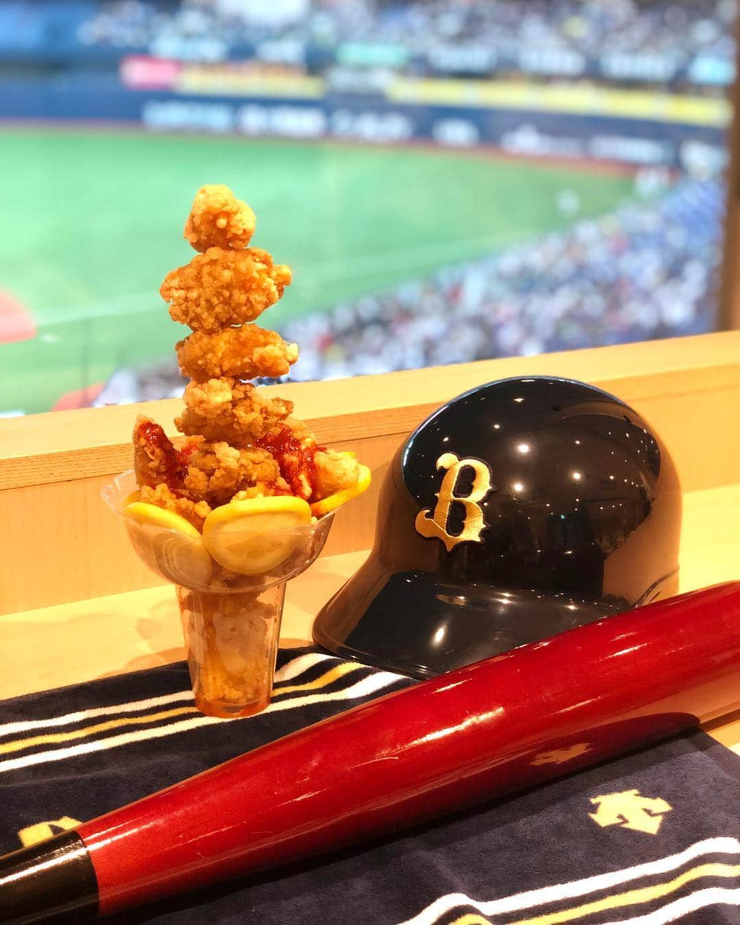 彩耶さんのインスタグラム写真 - (彩耶Instagram)「いよいよ 今週の金曜日、京セラドームにおいて、 " HAPPY FRIDAY " イベント❣️が開催されます ・ ということで、帽子かぶっちゃいました😆🧢 ・ 4/5 、5/17、5/31 の３日間限定 お得に楽しく野球観戦できちゃいますよ📣⚾️ ・ 選手おすすめの #インスタ映えフード 😋💓 個人的には、安達選手の "タピオカミルティーンズドーナツ " おススメっ🍹🍩 他にも… " もぉ〜ぉ牛パフェ " 、" いてまえHappyエビフライドッグ "  など … ネーミングも関西っぽくて 楽しすぎます🤣 ・ ドーム内には インスタ映えスポットもありますよ〜✨ 「 映え〜✨💕」なお写真が撮れるはずっ(๑>◡<๑)💞 ・ 『 #ハピフラオリごはん 』 のハッシュタグを付けて、投稿してね😉 抽選で非売品グッズが当たるそうですよ〜🎁✨💕 ・ 詳しくはこちら👇ご覧になってくださいね https://sp.buffaloes.co.jp/news/detail/00002133.html  えりちゃん @eriimahori  とあきちゃん @akiko.u1102 と一足お先に楽しんできちゃいました💓 ・ お仕事帰りに楽しめちゃう😆 金曜日の夜は、京セラドームで野球観戦楽しも〜٩(๑❛ᴗ❛๑)۶💕 ・ 皆さんも是非っ❗️ ♡ ♡ 4/5 (金) VS 東北楽天ゴールデンイーグルス 5/17(金) VS 埼玉西武ライオンズ 5/31(金) VS 北海道日本ハムファイターズ ♡ ♡ @orix_buffaloes #オリックス#オリックスバファローズ#ORIX#buffaloes#プロ野球#京セラドーム#野球#野球観戦#ハッピーフライデー#オリごはん#華金#タピオカ#限定#タピオカ巡り#Bs2019 #モデル#model#神戸#kobe#インスタグラム#インスタ#instagram#インフルエンサー#フォロー#followme#フォローミー」4月2日 18時23分 - 3aya11